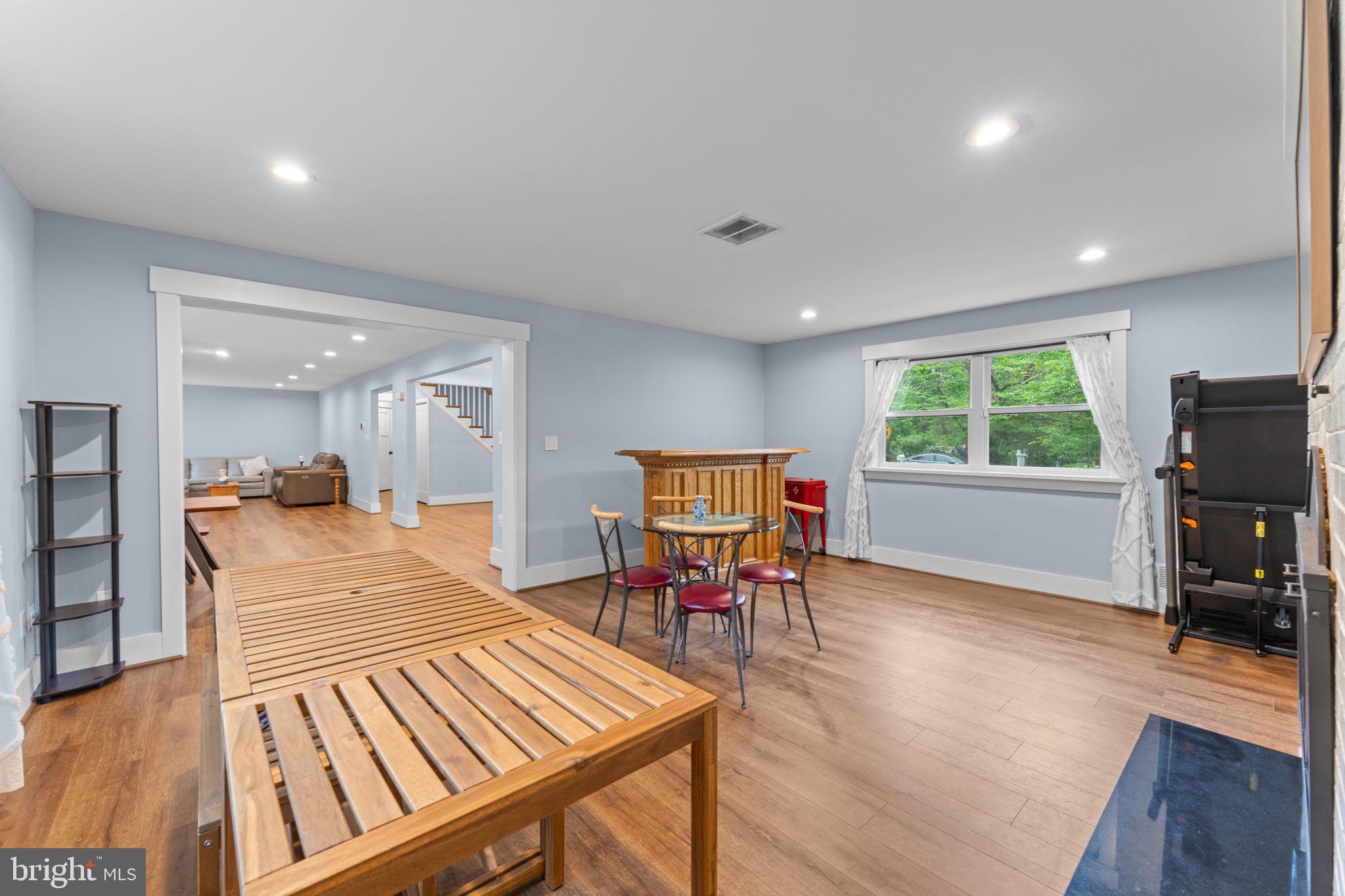 WILLIAMSBURG VILLAGE - Residential