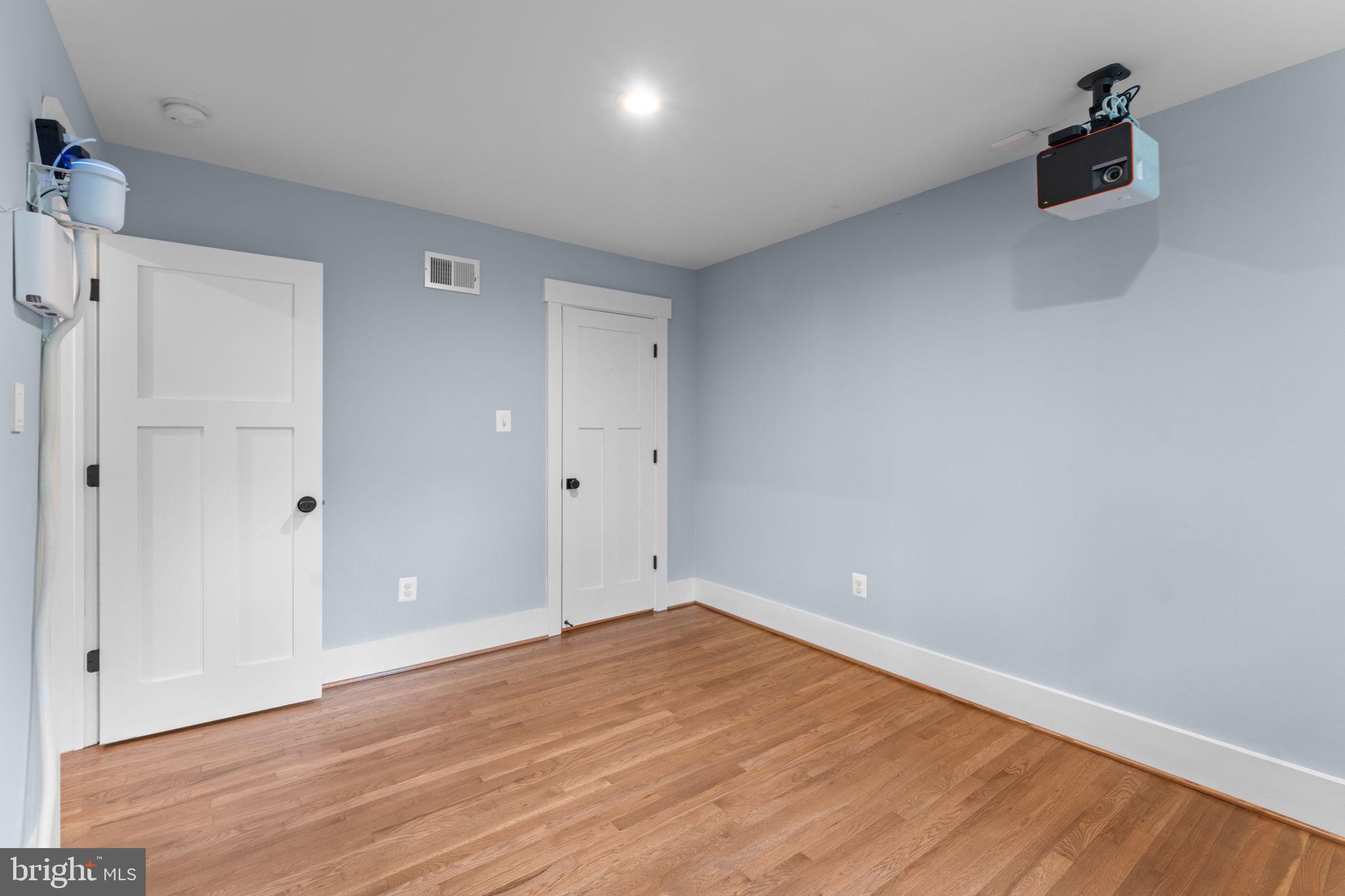 WILLIAMSBURG VILLAGE - Residential