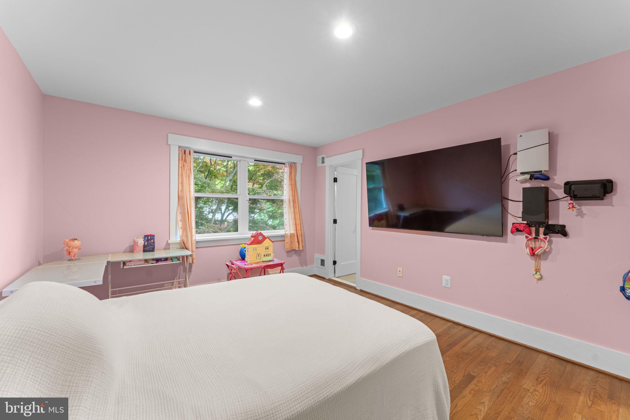 WILLIAMSBURG VILLAGE - Residential