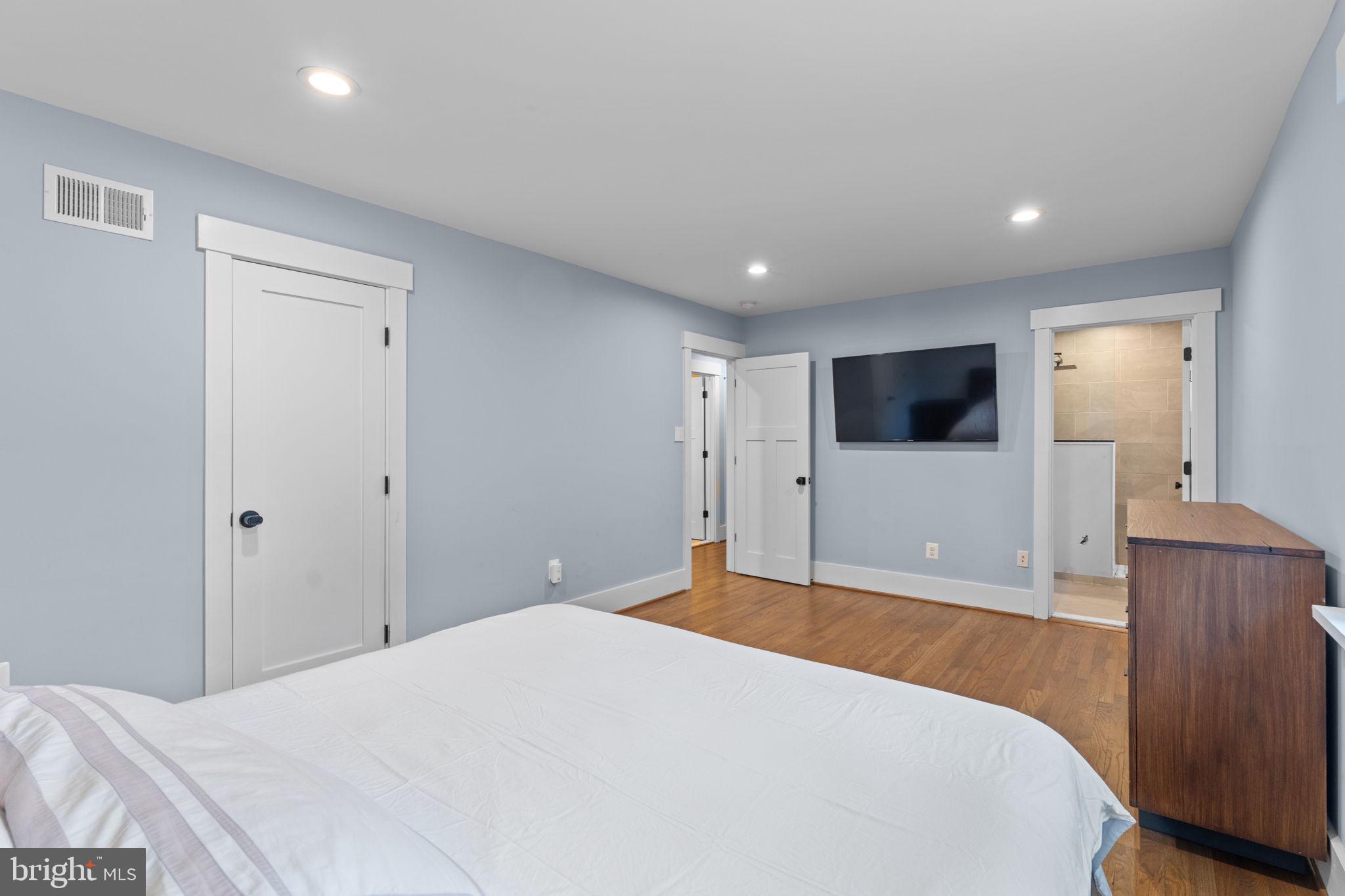 WILLIAMSBURG VILLAGE - Residential