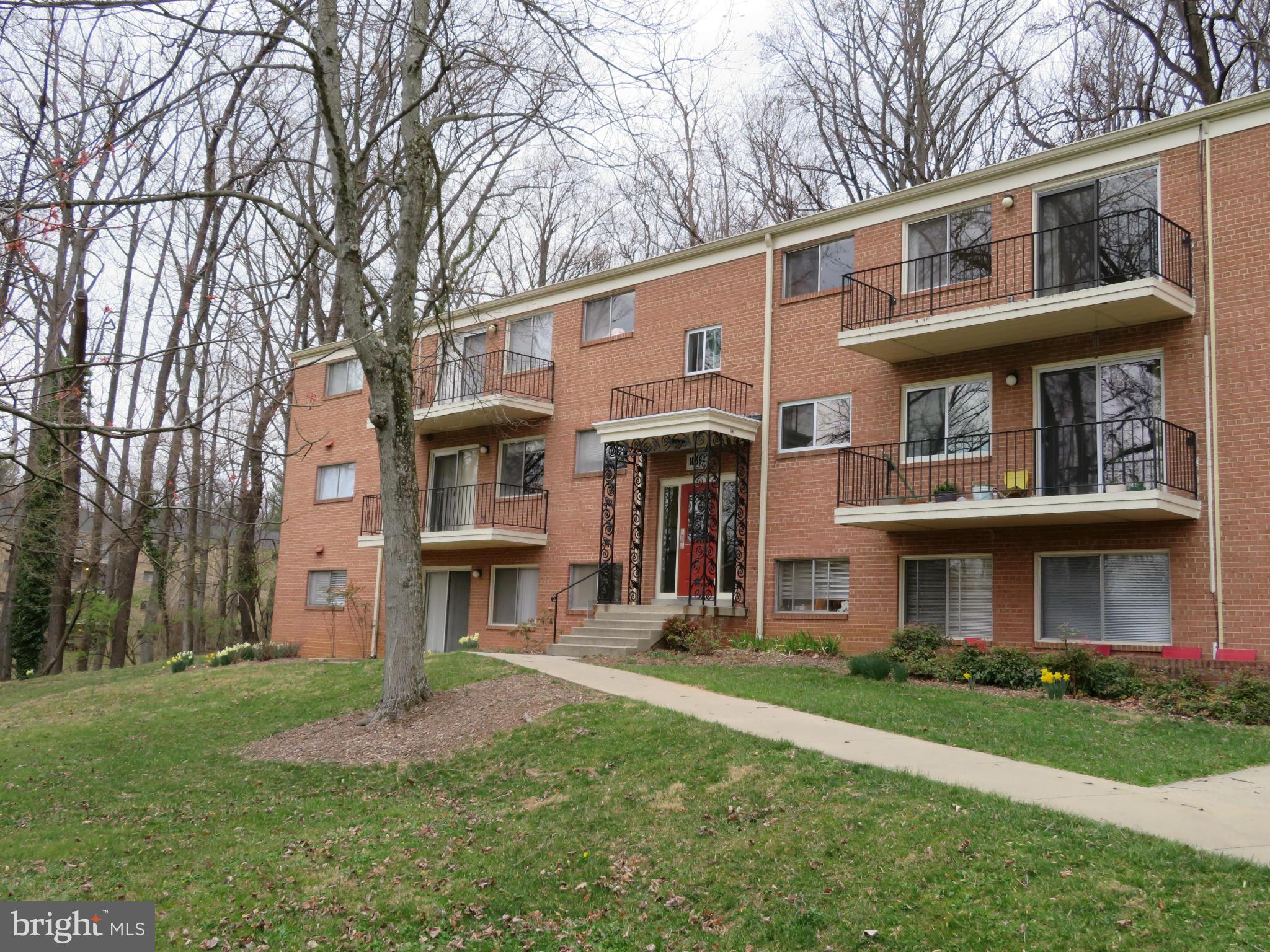 Bright & spacious 1 bedroom, 1 bath condo in sought-after Parkside in Bethesda. 780sqft. Laminate flooring. Hallway alcove great for home office. Sunny patio. Separate storage room; Laundry in building. Award-winning neighborhood with pools,tennis,more. Steps from Strathmore/Grosvernor Metro, trails of Rock Creek Park. Quiet location with wooded view. Condo fee includes utilities.