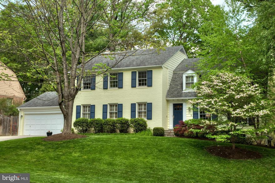 Beautiful River Falls 5BR col. w/top notch location near Swim/Tennis club, terrific backyard incl expansive flagstone patio sport court & play set area.  Spectacular Kurt Welch renovation -- Gourmet kitchen with sunny, expanded breakfast area. Perfect, redesigned Mstr Suite w/sumptuous marble bath, sitting area & 2 walk-in closets. Main lvl library w/built-ins, 1st flr Laundry/Mud Rm too. Whitman!