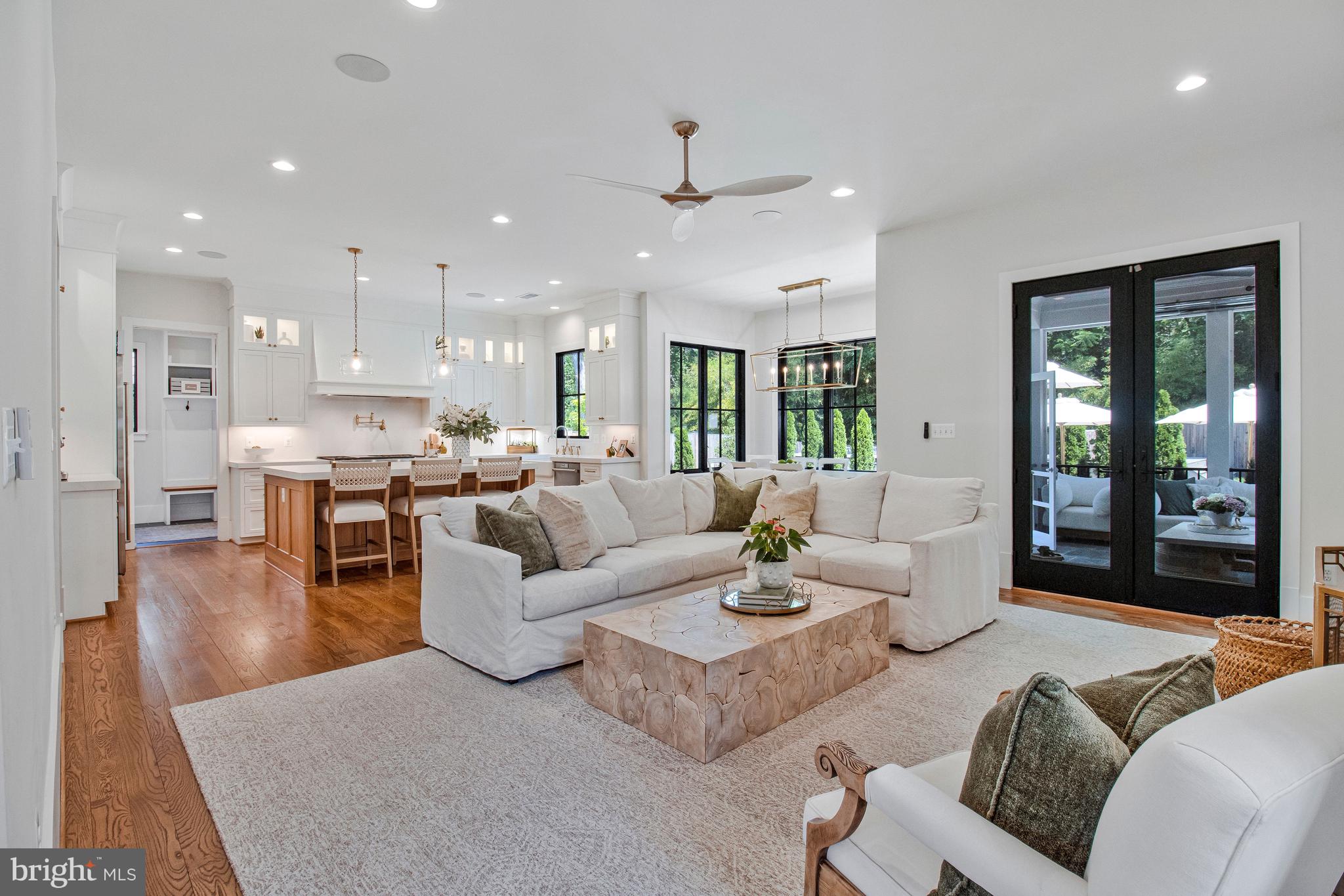 CRESCENT HILLS - Residential
