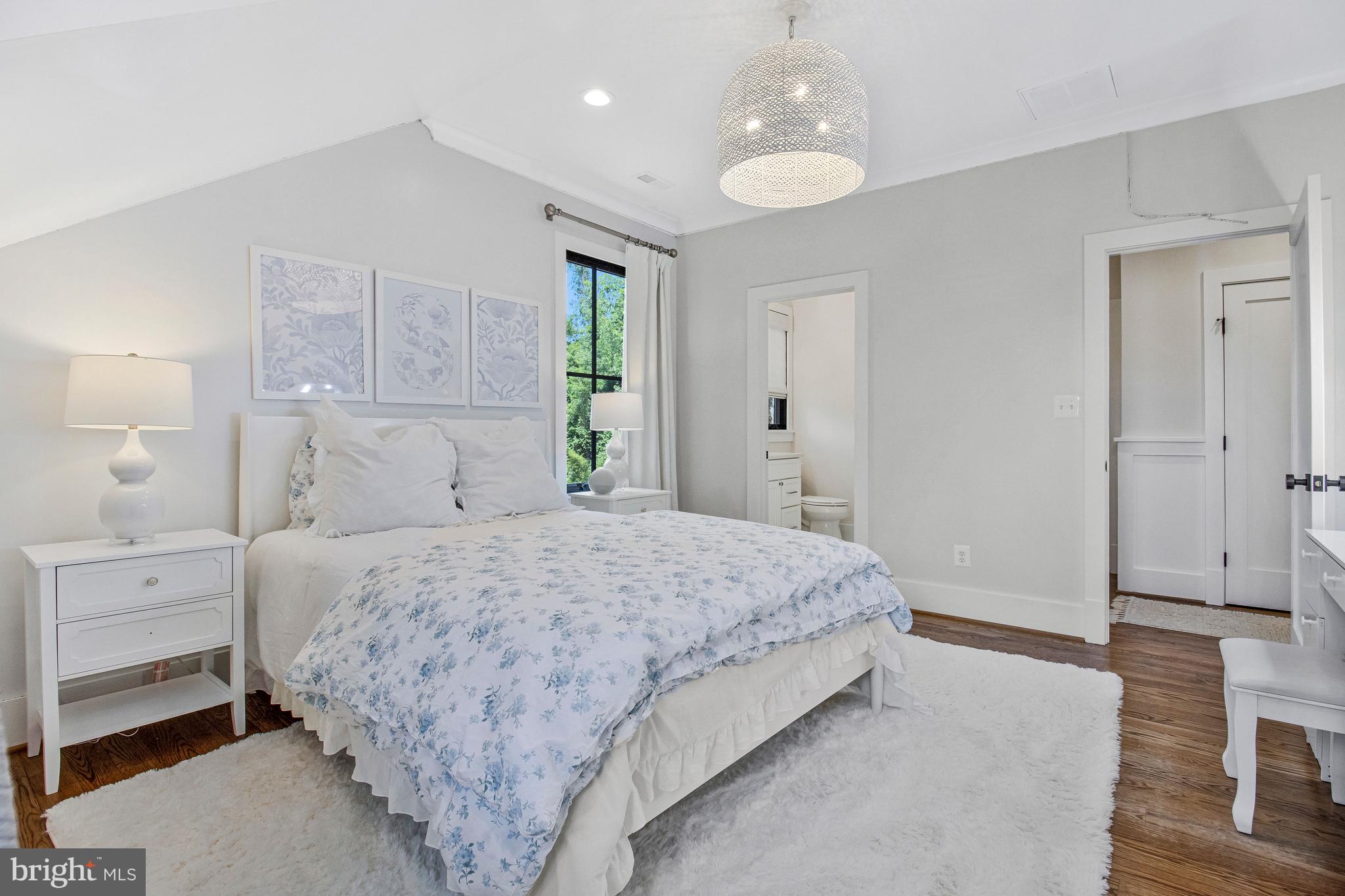 CRESCENT HILLS - Residential