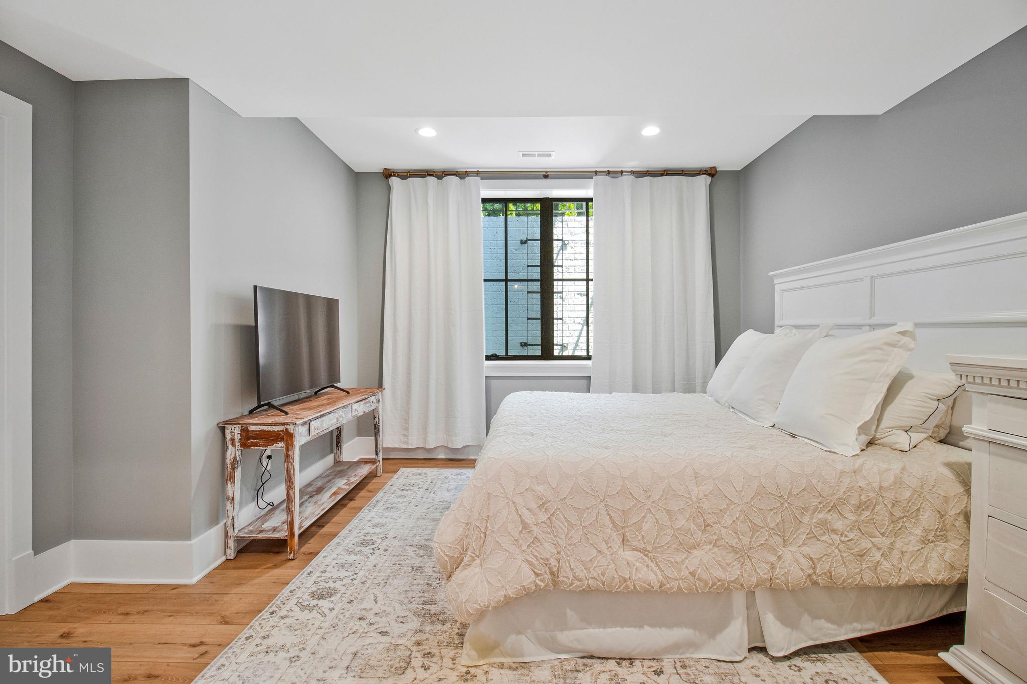 CRESCENT HILLS - Residential
