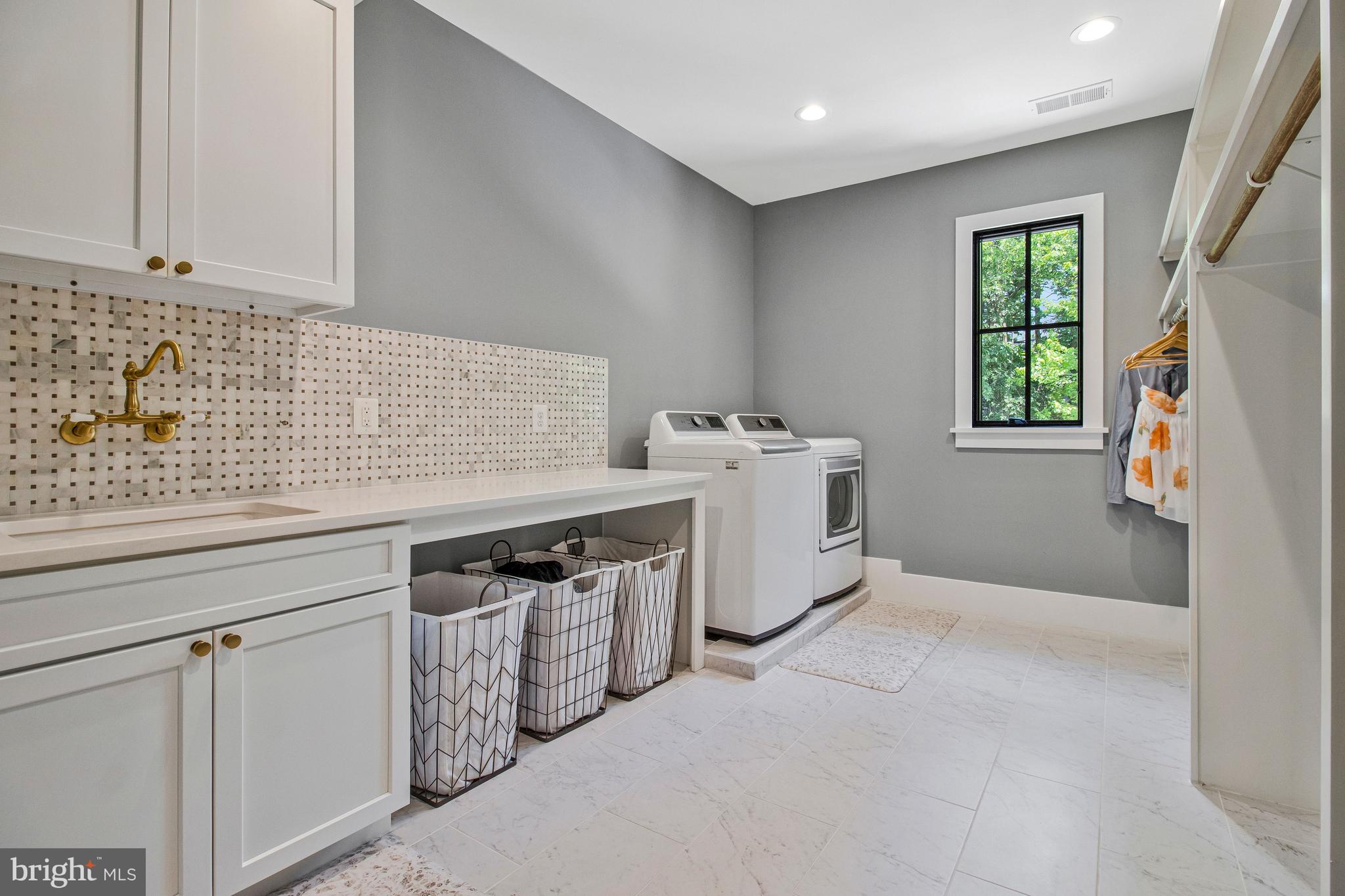 CRESCENT HILLS - Residential