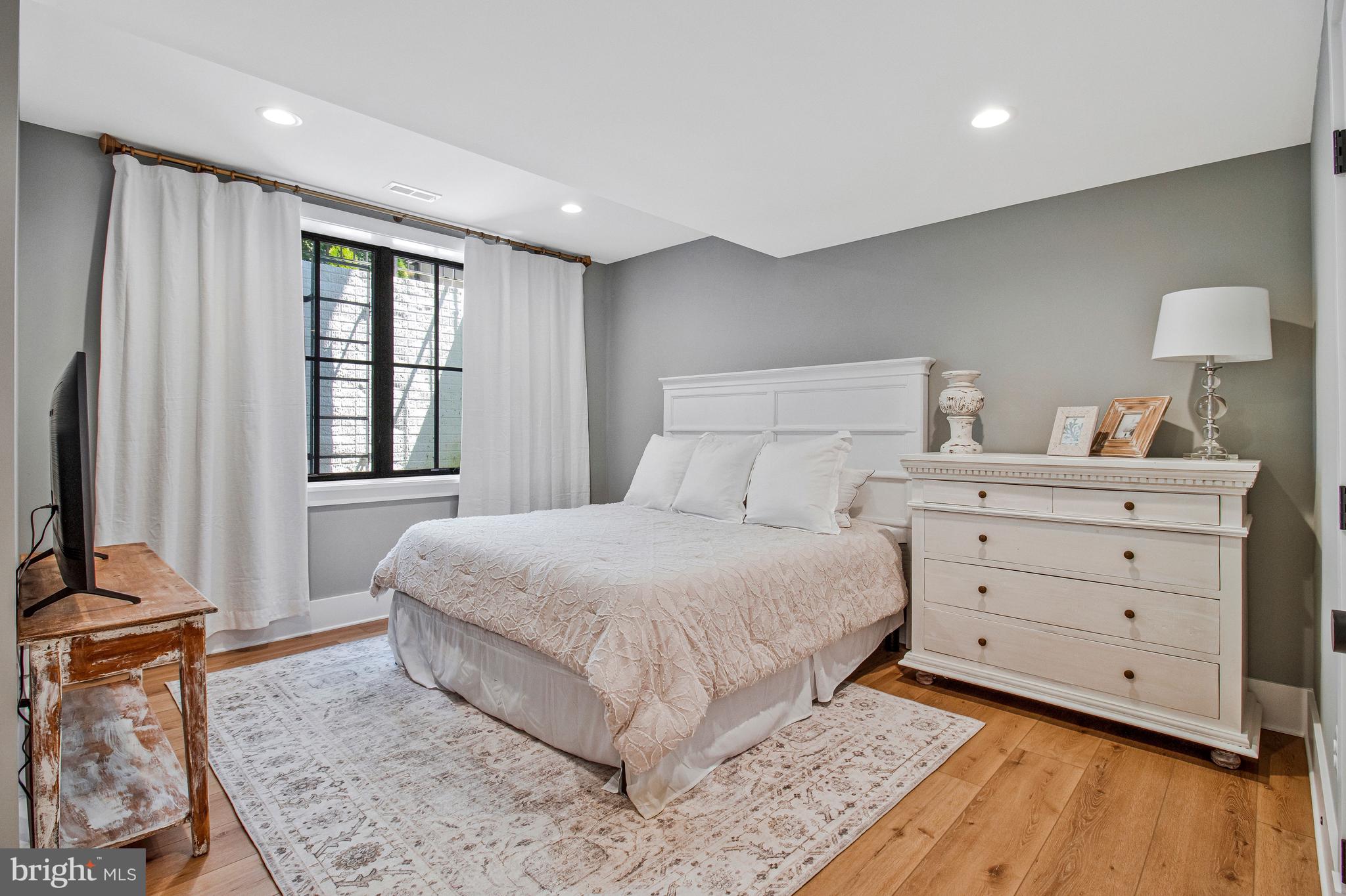 CRESCENT HILLS - Residential