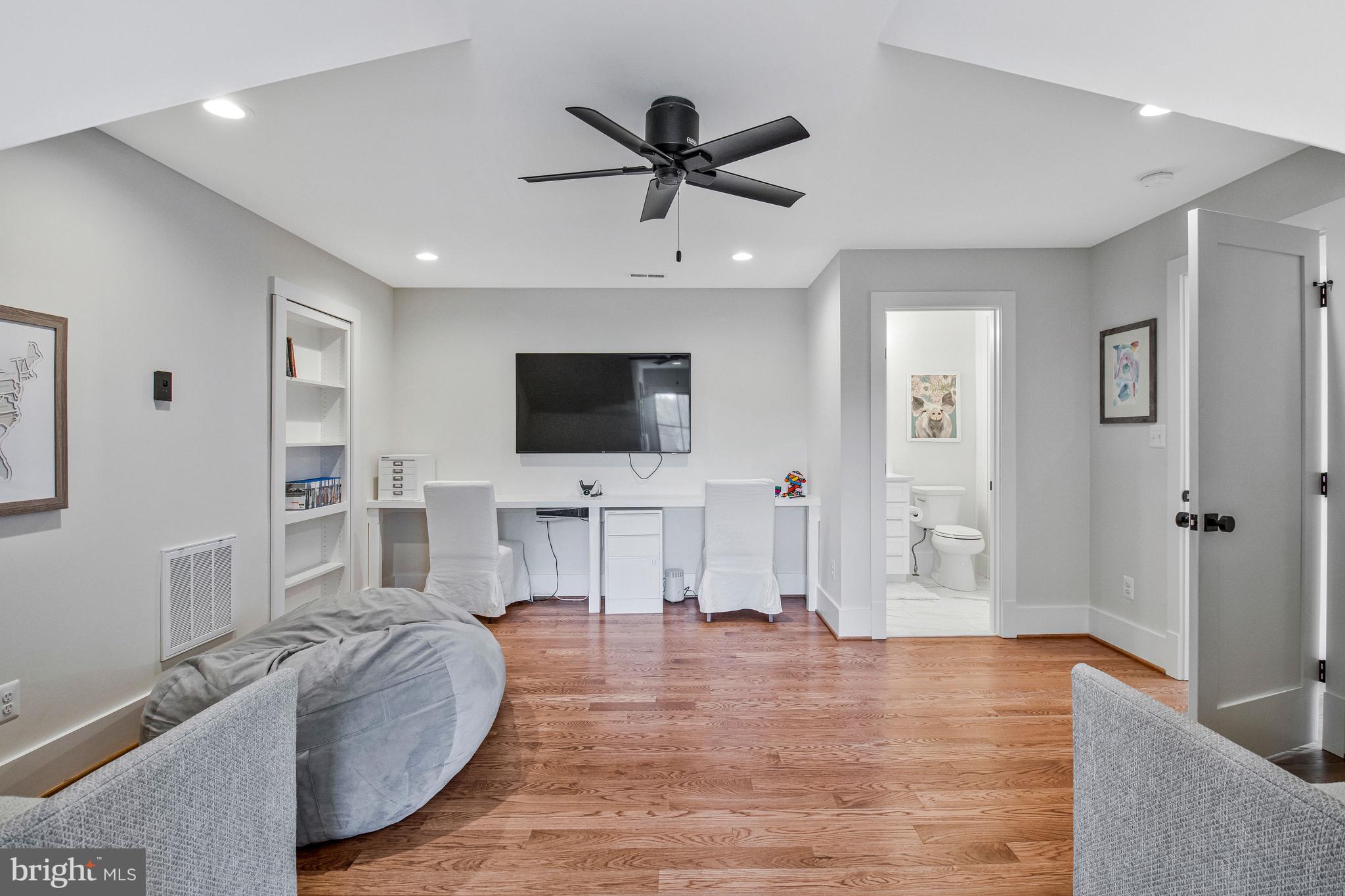 CRESCENT HILLS - Residential