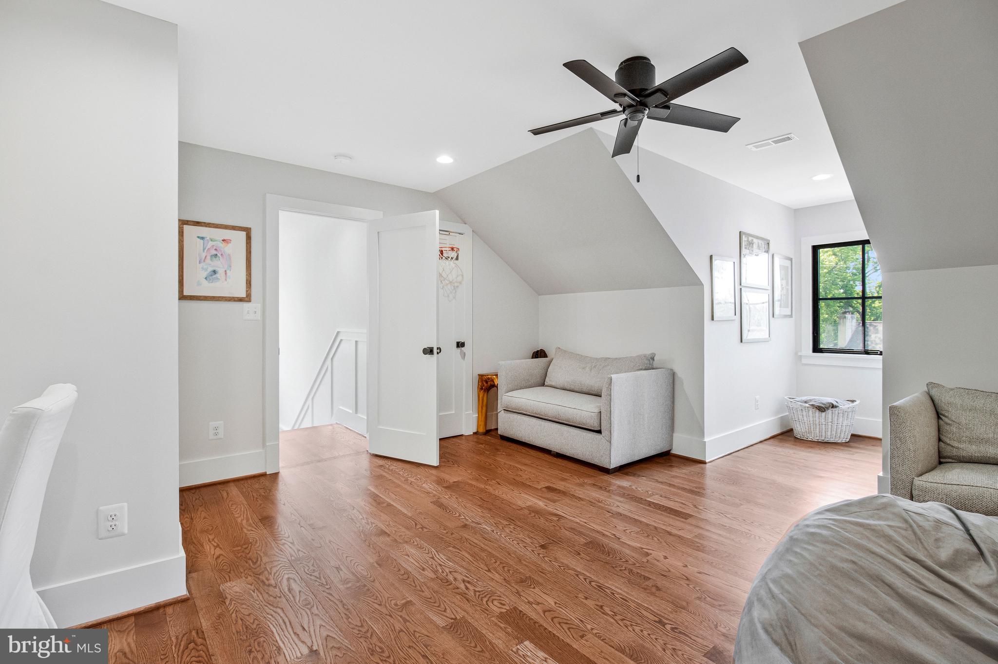 CRESCENT HILLS - Residential