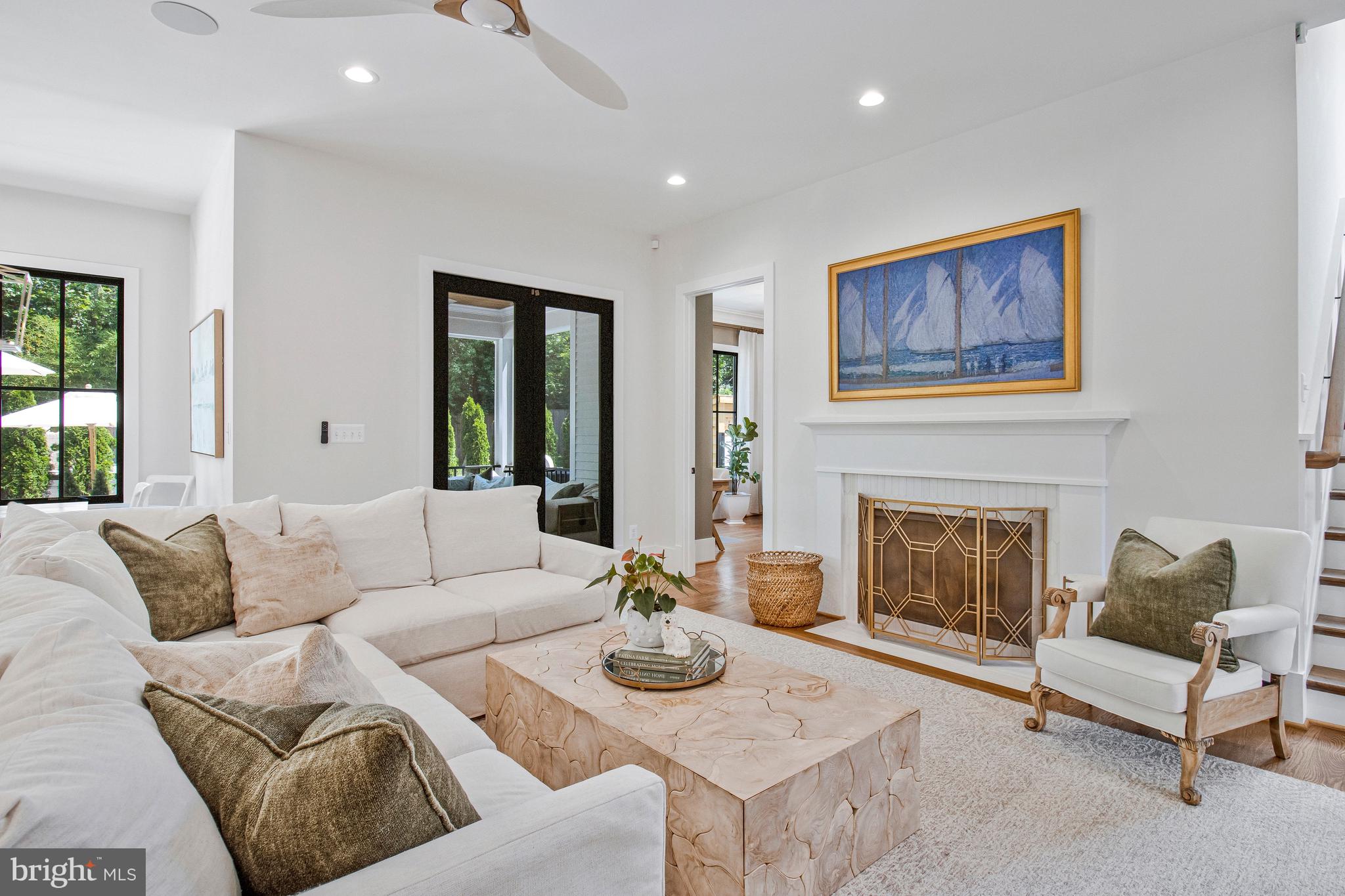 CRESCENT HILLS - Residential
