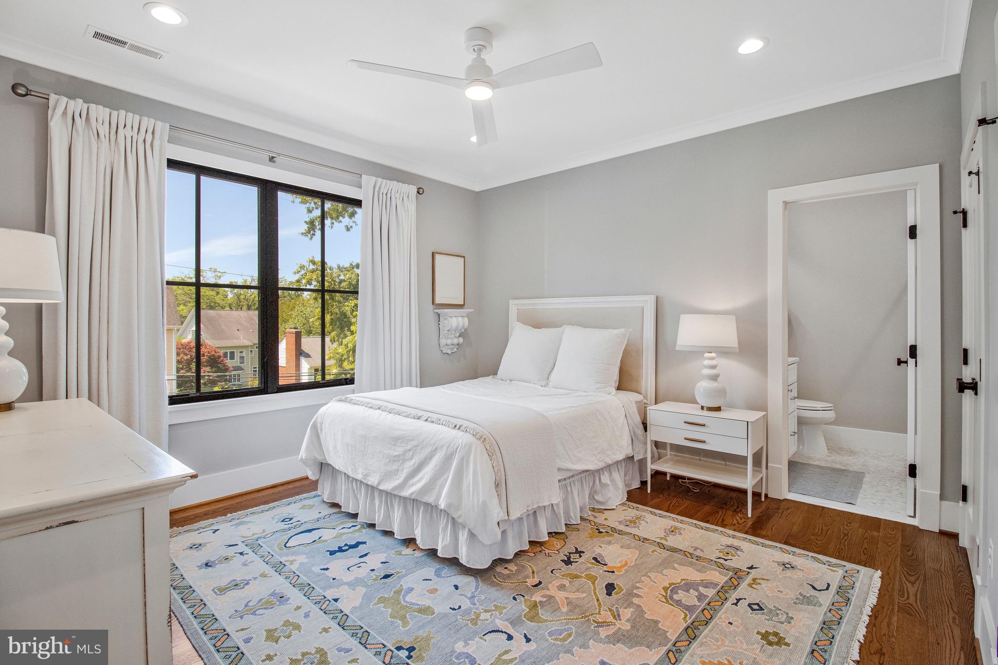 CRESCENT HILLS - Residential