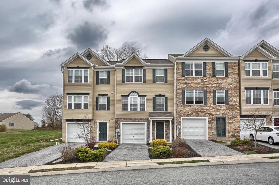 MANOR OAKS - Residential