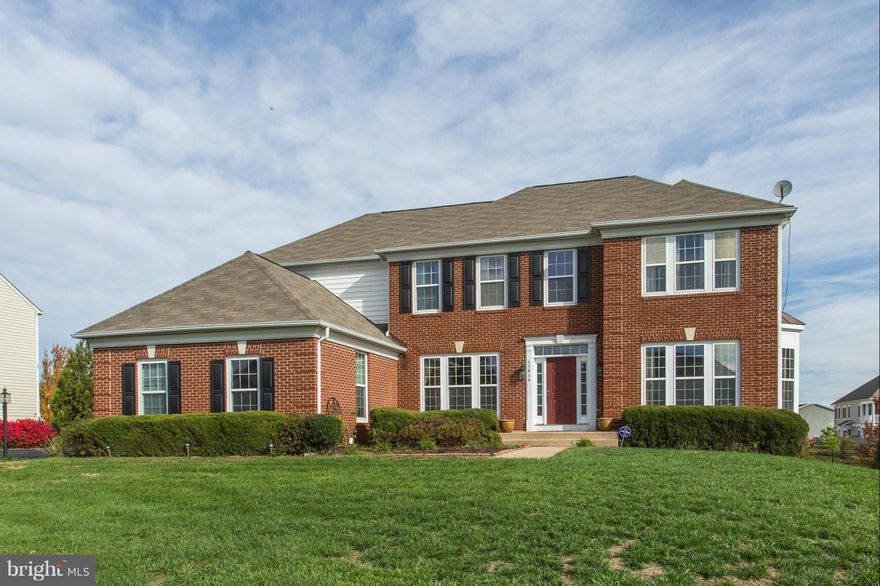 Stunning 5BR,4.5BA on .54 acre lot! 3 car sideload gar! 3lvl bump out. Grand 2 story foyer w/ formal LR,DR&Office. 2 story FR w/ gas FP. Gourmet KIT w/ island/bfast bar, newer apps, oven wall, corian, & bright morning room/tbl space. Lrg Trex deck & covered brick patio. MBR suite w/ sitting rm & lrg WIC. BR2&3 share jack-jill BA & BR 4 w/ attach BA. Fin Base w/ rec room, wet bar, 5th BR, & full BA