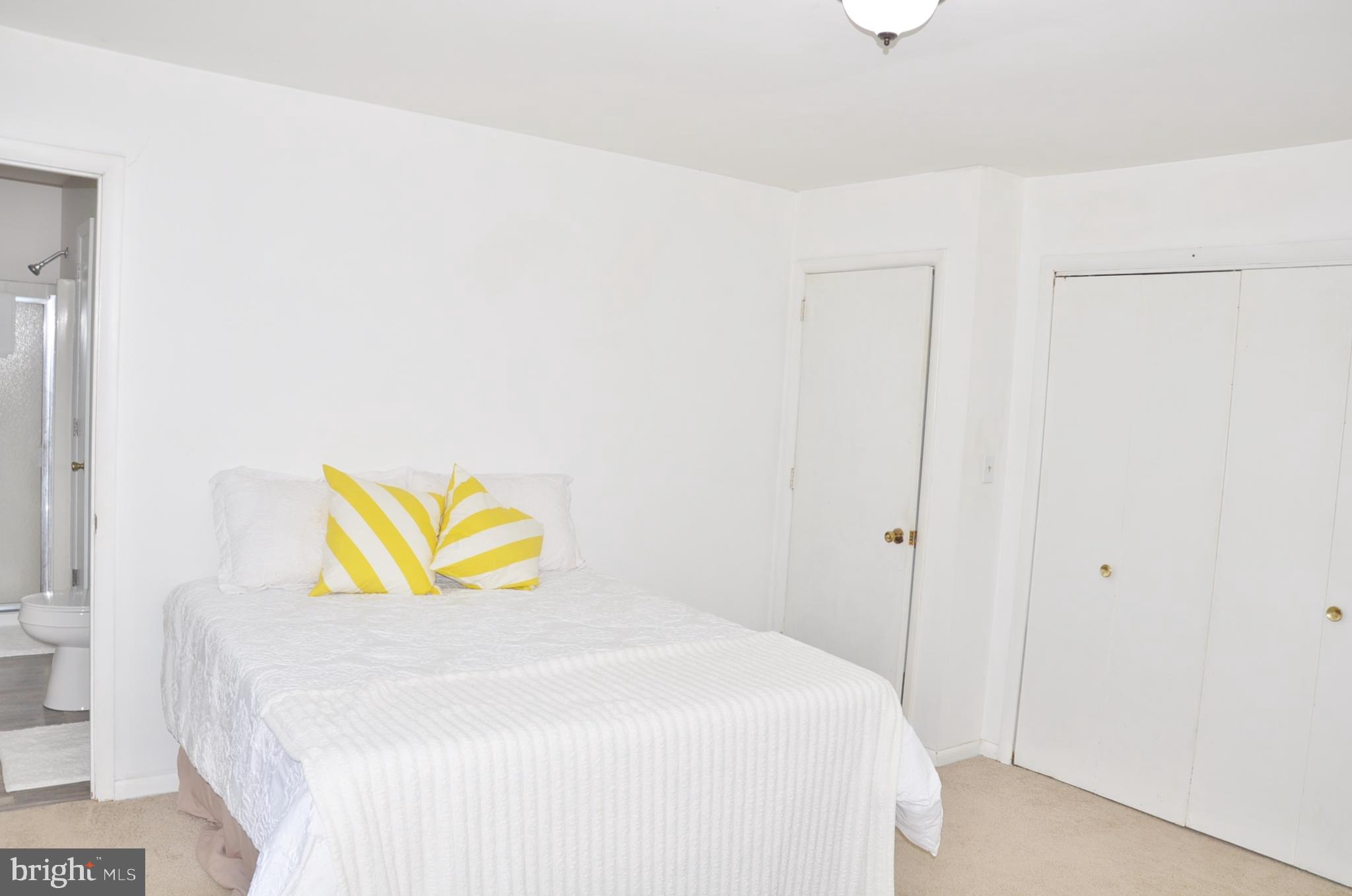WHITE HALL - Residential