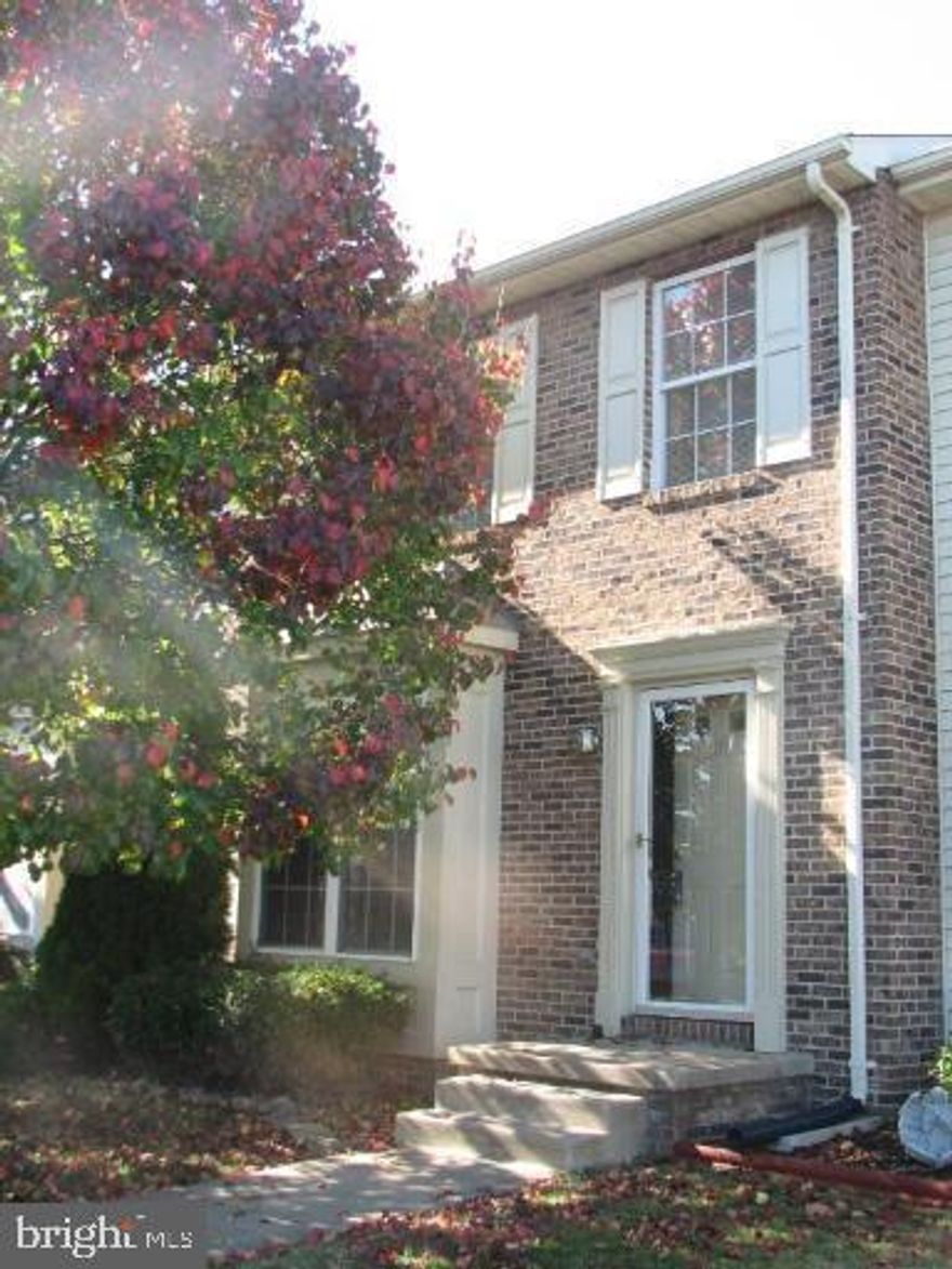 Charming three-bedroom townhome in Winchester featuring a spacious backyard perfect for outdoor enjoyment. Conveniently located near shopping, dining, and major commuter routes, this home offers both comfort and accessibility. Don’t miss this fantastic opportunity in a prime location!
Pets case by case