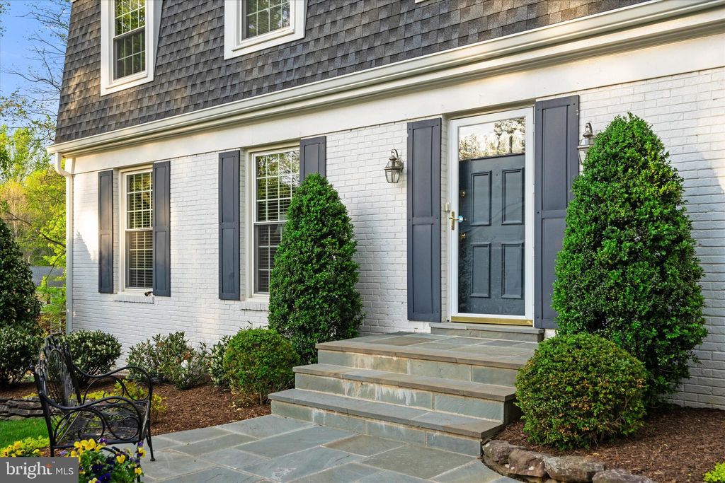 Photo of 4949 Sabra Lane, ANNANDALE, VA 22003 (MLS # VAFX2306752)