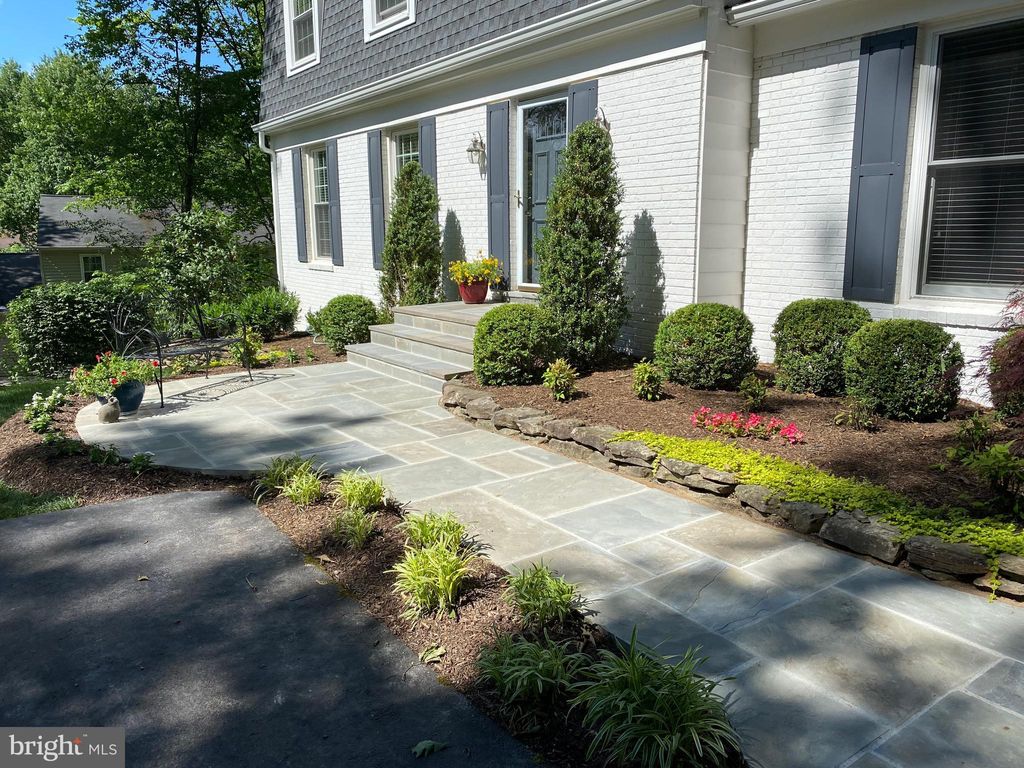 Photo of 4949 Sabra Lane, ANNANDALE, VA 22003 (MLS # VAFX2306752)