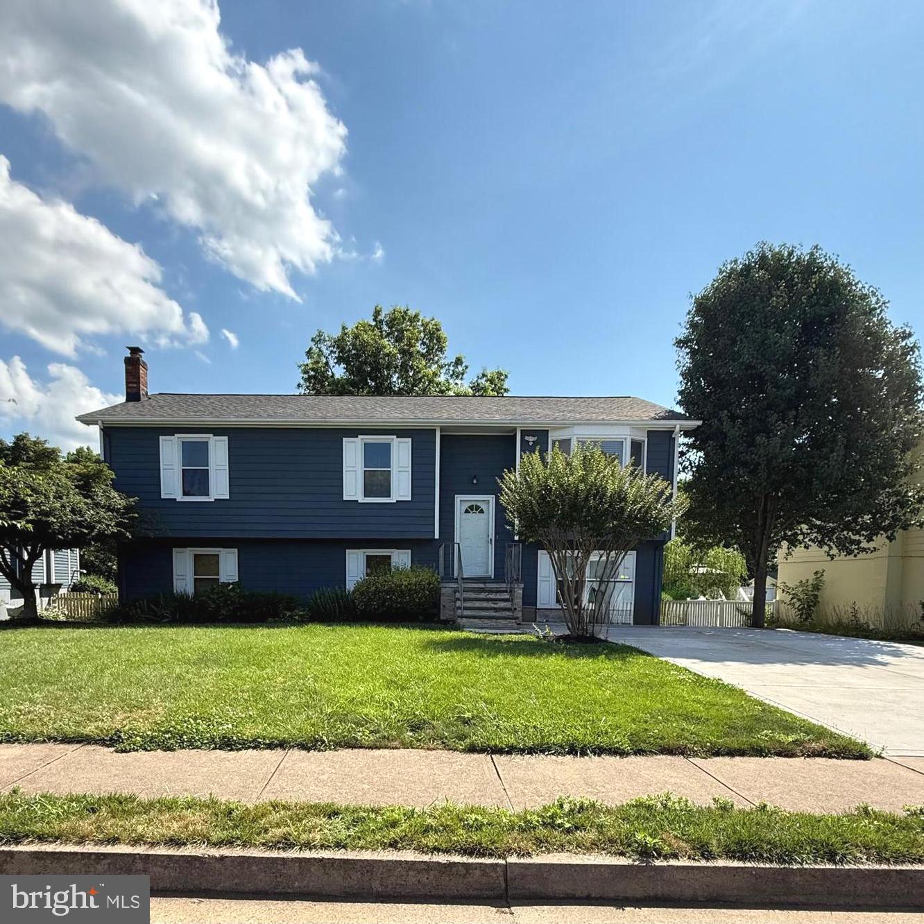 ✨ Back on the Market – Buyer’s Financing Fell Through!
An exceptional second chance to own this fully renovated split-level gem in Bealeton. This 5-bedroom, 2-bath home has already passed pre-sale inspection and is 100% move-in ready — offering a rare blend of space, upgrades, and comfort.
Enjoy peace of mind with a brand-new roof and a new central HVAC system with heat pump, both installed just 3 months ago. The stylish kitchen has been completely redesigned, featuring modern cabinetry, premium countertops, and stainless steel appliances — ideal for both daily living and entertaining.
The open layout provides flexibility for families, remote work, or multi-generational living, while the finished lower level offers additional living space and a full bath. Step outside to an expanded rear deck, perfect for outdoor dining or relaxing under the sunset.
The professionally landscaped front yard and generous backyard create a welcoming atmosphere with plenty of space for gardening, play, or peaceful retreat.
Located in the well-established Meadowbrooke community with low HOA, nearby schools, commuter routes, and local amenities.
📍 Pre-inspected, beautifully upgraded, and priced to move — this is your opportunity to own a truly turnkey home. Schedule your private showing today!
--------------------------------------------------------------------------------------------------------------------------------
✨ ¡Tu oportunidad ha vuelto! Esta hermosa casa remodelada regresa al mercado después de que la financiación del comprador anterior no se concretara — ¡y ahora puede ser tuya!
Ubicada en una zona tranquila de Bealeton, esta vivienda de 5 habitaciones y 2 baños ofrece el espacio, la comodidad y los acabados modernos que tu familia merece. Todo ha sido pensado para que simplemente traigas tus maletas:
✔️ Techo y sistema HVAC nuevos (instalados hace solo 3 meses)
✔️ Cocina completamente renovada, con gabinetes modernos y electrodomésticos de acero inoxidable
✔️ Baños actualizados, pintura fresca y ambientes llenos de luz
¿Trabajas desde casa? ¿Necesitas espacio para tus hijos o para recibir visitas? Aquí encontrarás la flexibilidad perfecta.
Además, el deck amplio y el patio trasero con paisajismo crean el ambiente ideal para relajarte, jugar o hacer parrilladas los fines de semana.
Todo esto, en una comunidad establecida, con HOA de bajo costo, escuelas cercanas y excelente acceso a vías principales.
🔑 ¡Lista para mudarse y ya inspeccionada! Agenda tu recorrido y da el primer paso hacia la vida que mereces.