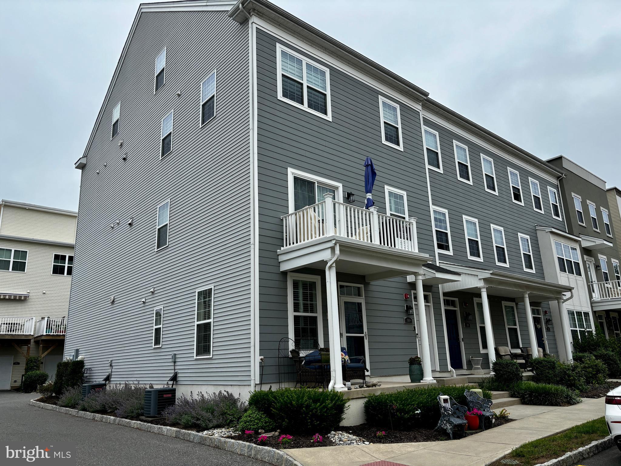 WATERSIDE - Residential