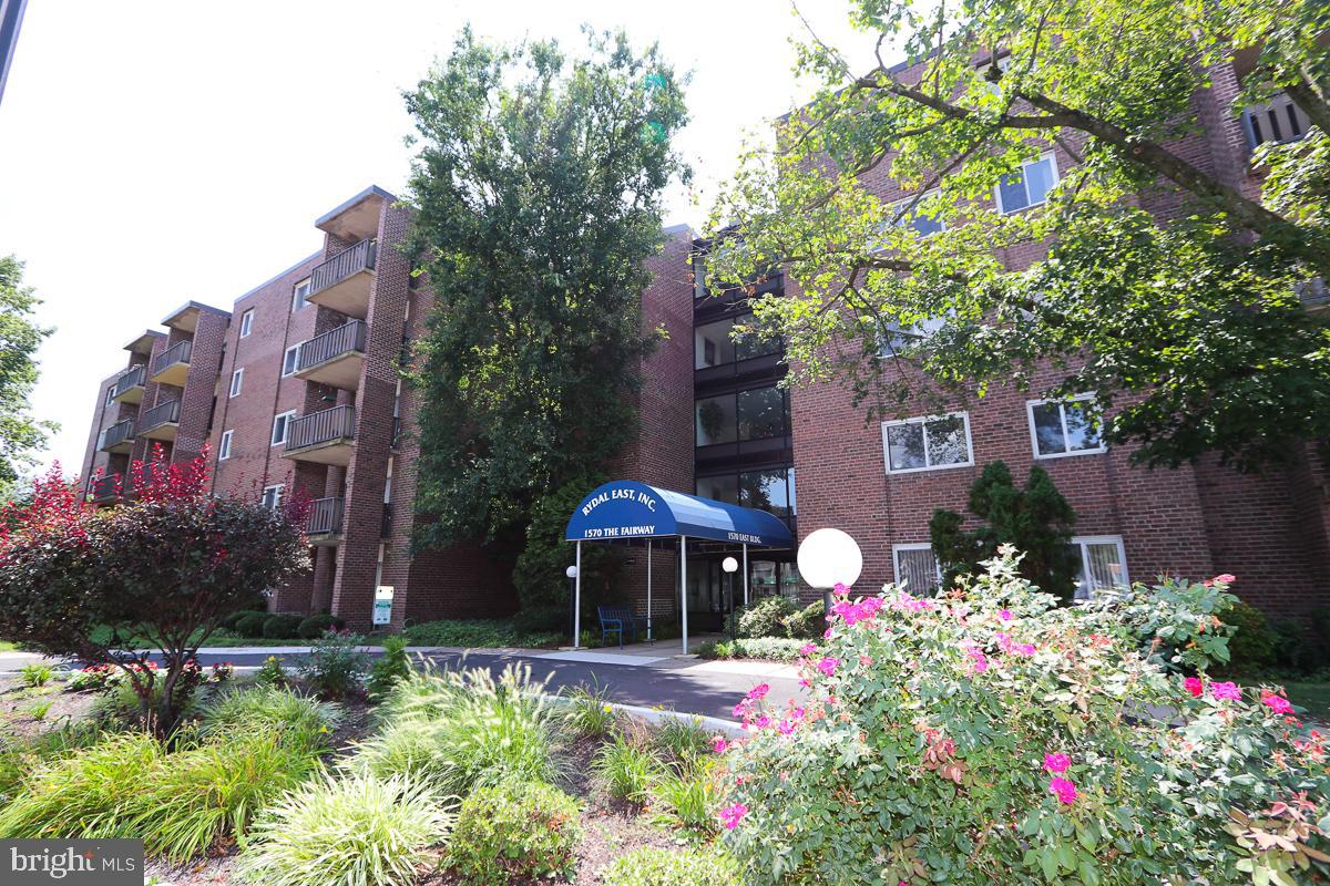 1570 THE FAIRWAY 103E