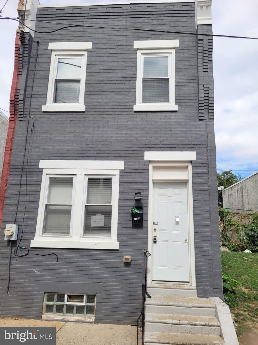 Welcome to 2531 W Dakota! Unlock the potential of this prime real estate offering, strategically located in a high-demand area. This property presents an excellent opportunity for savvy investors looking to capitalize on steady appreciation, rental income, or development potential. Whether you’re a seasoned investor seeking a stable asset or looking to leverage growth through strategic upgrades. Don’t miss out on this lucrative investment opportunity!