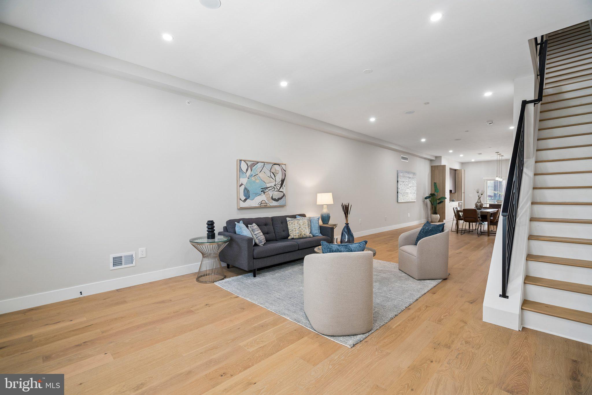 609 E LOCUST AVENUE