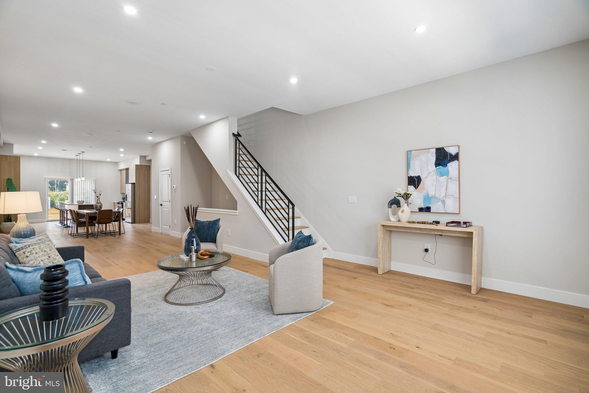 609 E LOCUST AVENUE