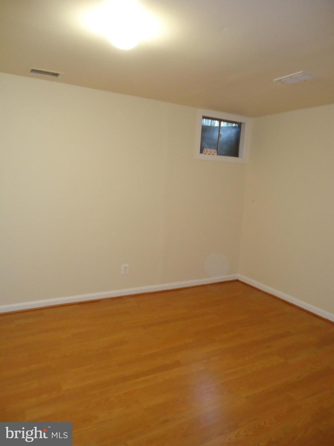 LONDON TOWNE - Residential Lease