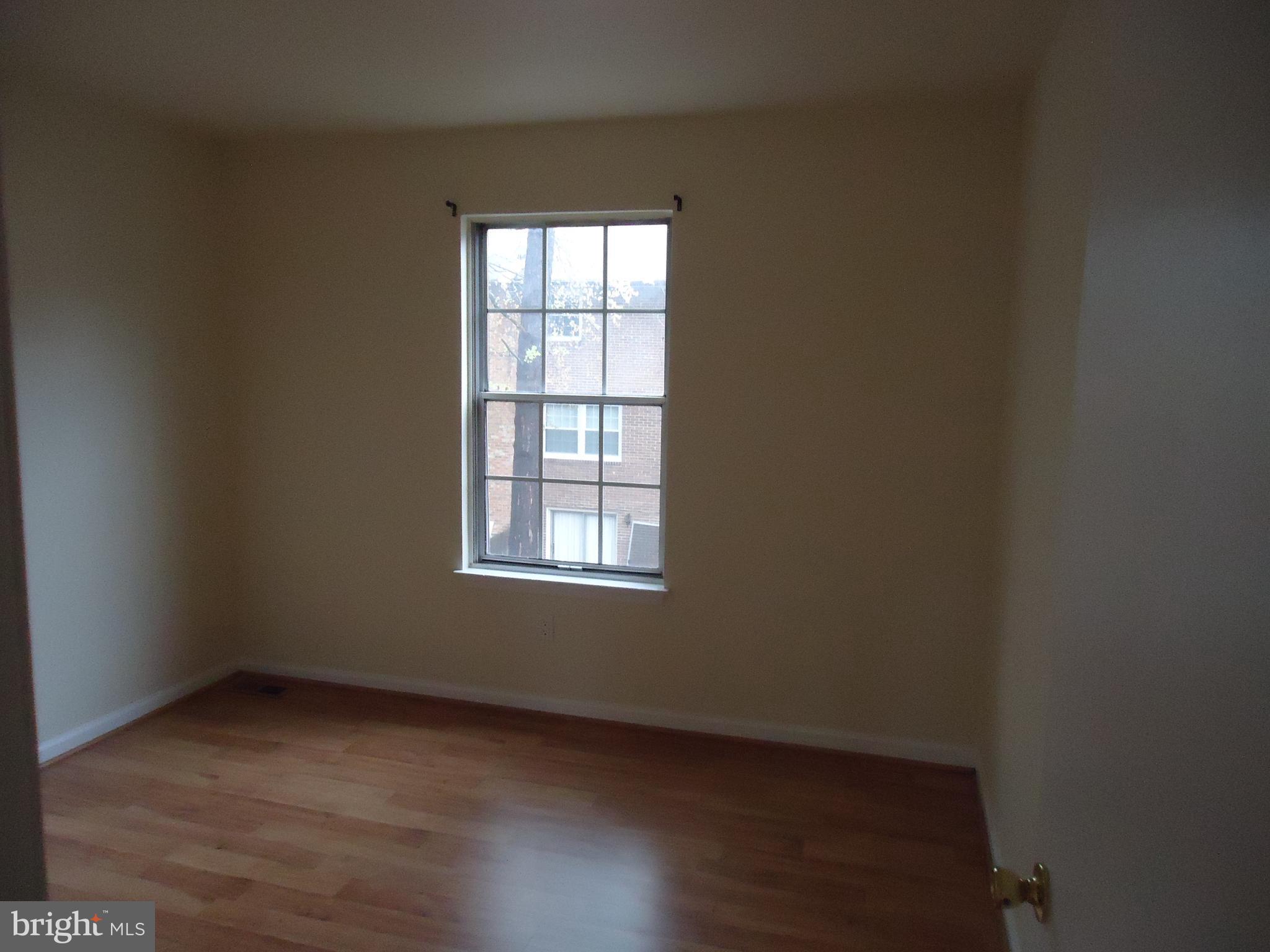 LONDON TOWNE - Residential Lease