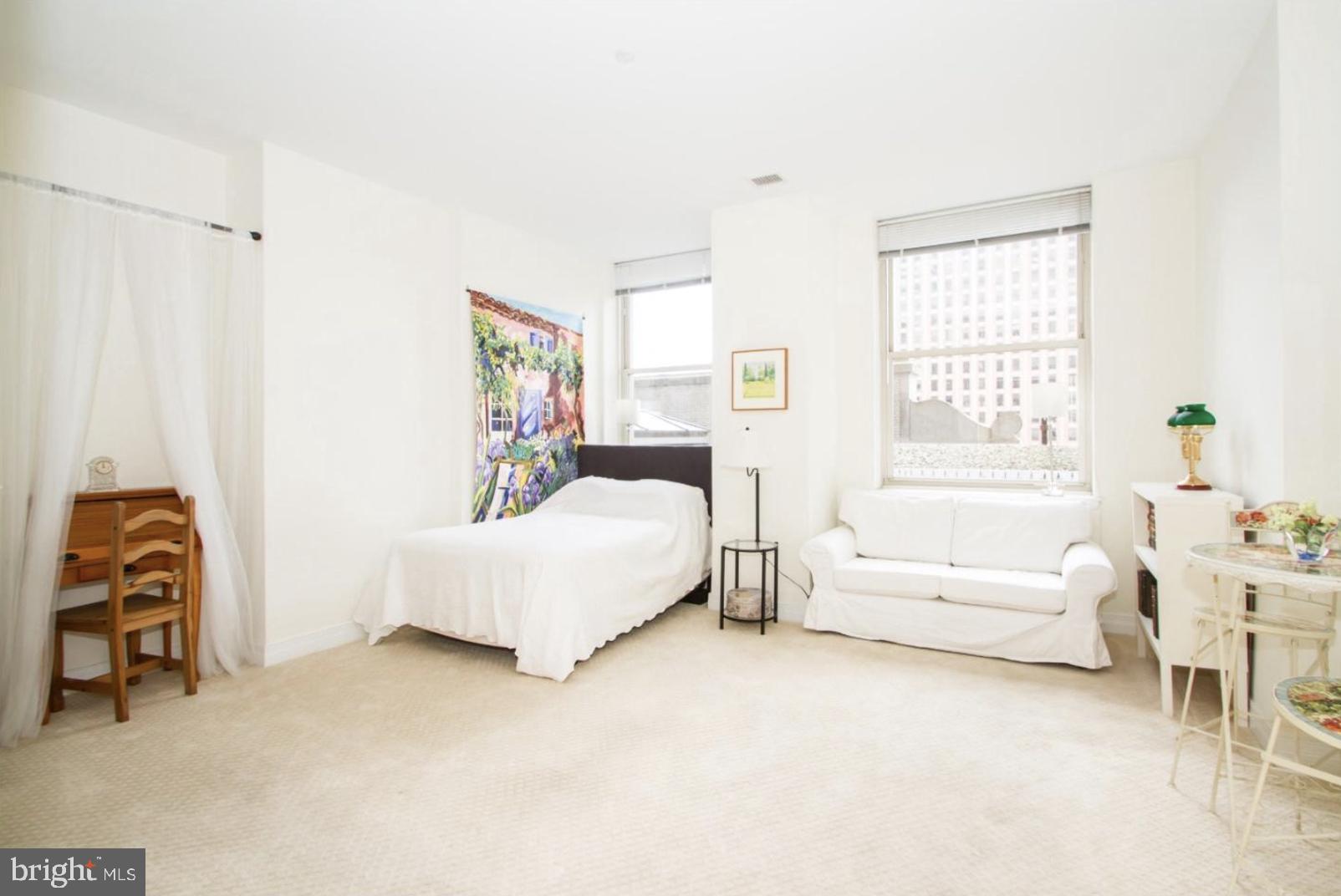 LOGAN SQUARE - Residential