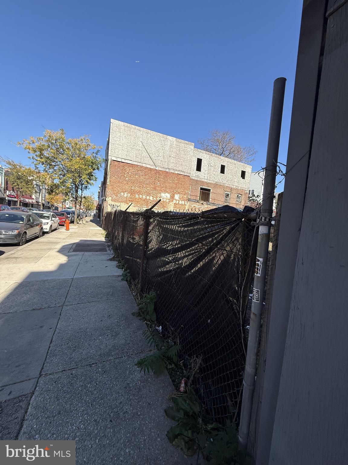 Main image without alt text