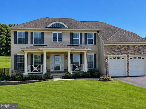 Photo of 805 Clydesdale Drive, YORK, PA 17402 (MLS # PAYK2105288)