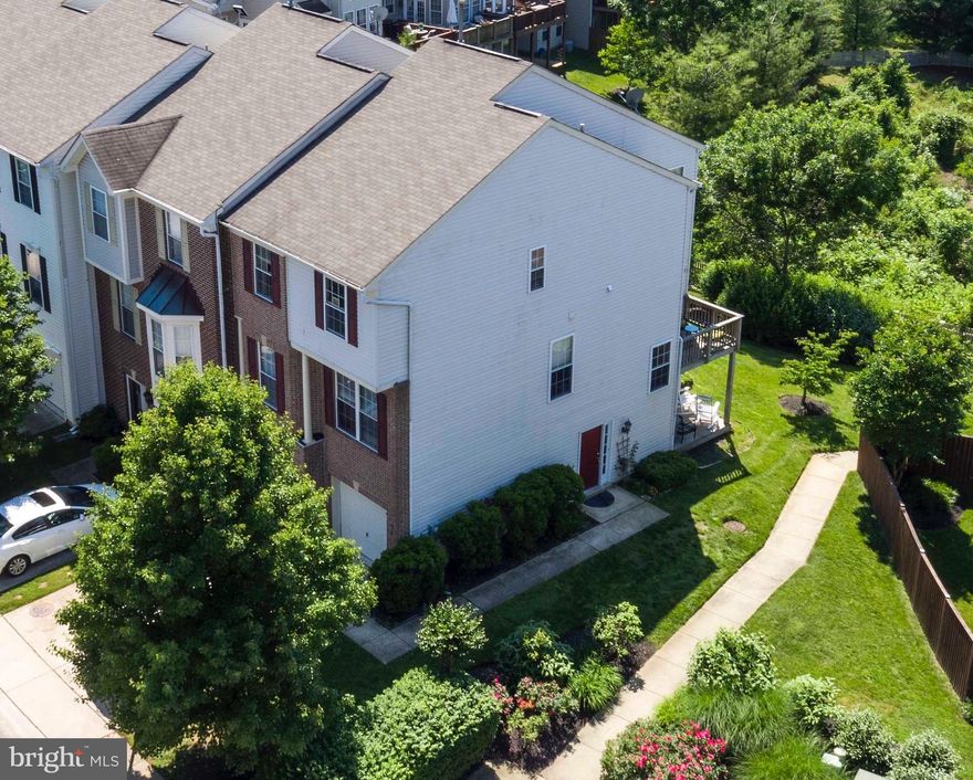 PREMIUM LOCATION BACKING TO OPEN SPACE--END UNIT W/TWO CAR GARAGE AND 3 LEVELS OF LIVING SPACE--HARDWOOD FLOORS--COZY DECK OFF OF KITCHEN--VAULTED CEILING AND WALK-IN CLOSET IN MASTER BEDROOM--LAUNDRY ON BEDROOM LEVEL--LOTS OF SUNLIGHT--BROADNECK PENNISULA W/BLUE RIBBON SCHOOLS!! TENANT OCCUPIED, PLEASE GIVE AS MUCH ADVANCED SHOWING NOTICE AS POSSIBLE