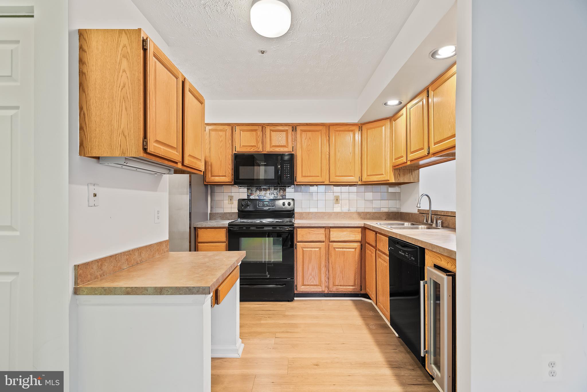 WATERS EDGE AT NORTH LAKE - Residential