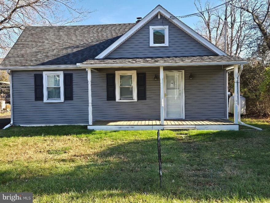 CALLING ALL CONTRACTORS <LANDSCAPERS LOOKING FOR ROOM
Front building has  2 private offices, meeting area, kitchen area, powder room, pull down stairs for 2nd floor storage.
50 X 40 Shop with walk up 2nd floor for storage, free span inside