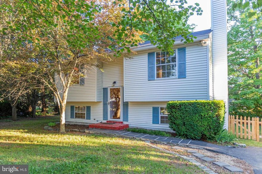 Great location!  This 3 BR, 2 BA split-level has hardwood floors on the main level and spacious kitchen with eat in area, which leads to large deck.  The lower level has a rec room with another bedroom and bath and direct access to the fenced rear yard.  Detached 2 car garage.  Washer and dryer are provided AS-IS.   Pets considered, subject to screening and non-refundable pet fee.