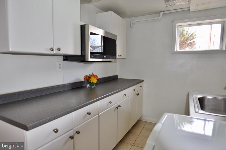 Super Great Location ***NO PETS*** No more then Two People (Pre-Alexandria  code regulations)  Lovely basement  apartment, private side entrance ** All utilities included electric, cable, water, gas ***NO STOVE *** Large Microwave & Hot Plate in unit, your welcome to bring your own Air Fryer ***  Freshly painted, cozy spacious open floor plan 988 sqft., two large bedrooms with full bath, microwave, refrigerator, large washer/dryer, fenced back yard. Close to everything, Old Town Alexandria, Crystal City, Pentagon, National Harbor and Washington DC.  Walk to shops, restaurants, parks, bus routes, metro accessible/1 mile and so much more. .