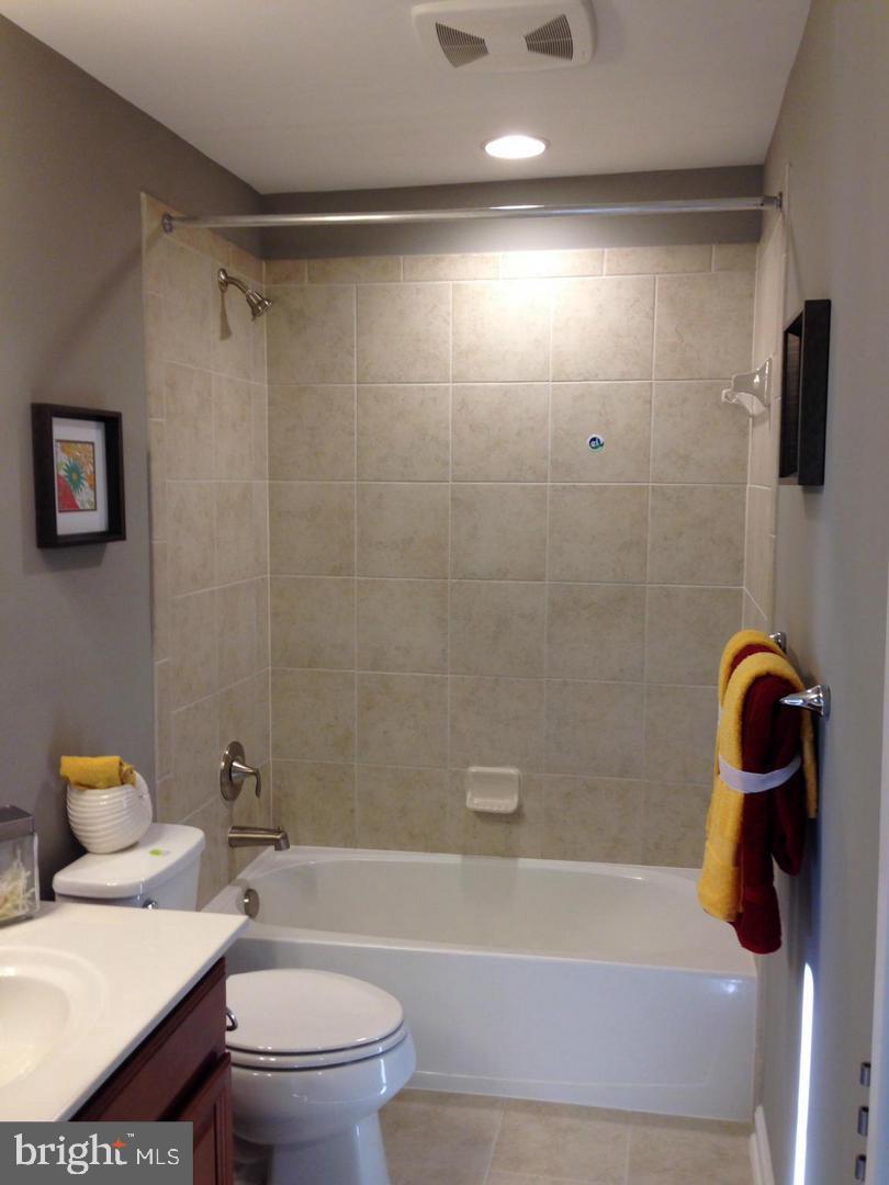 OXFORD SQUARE - Residential Lease