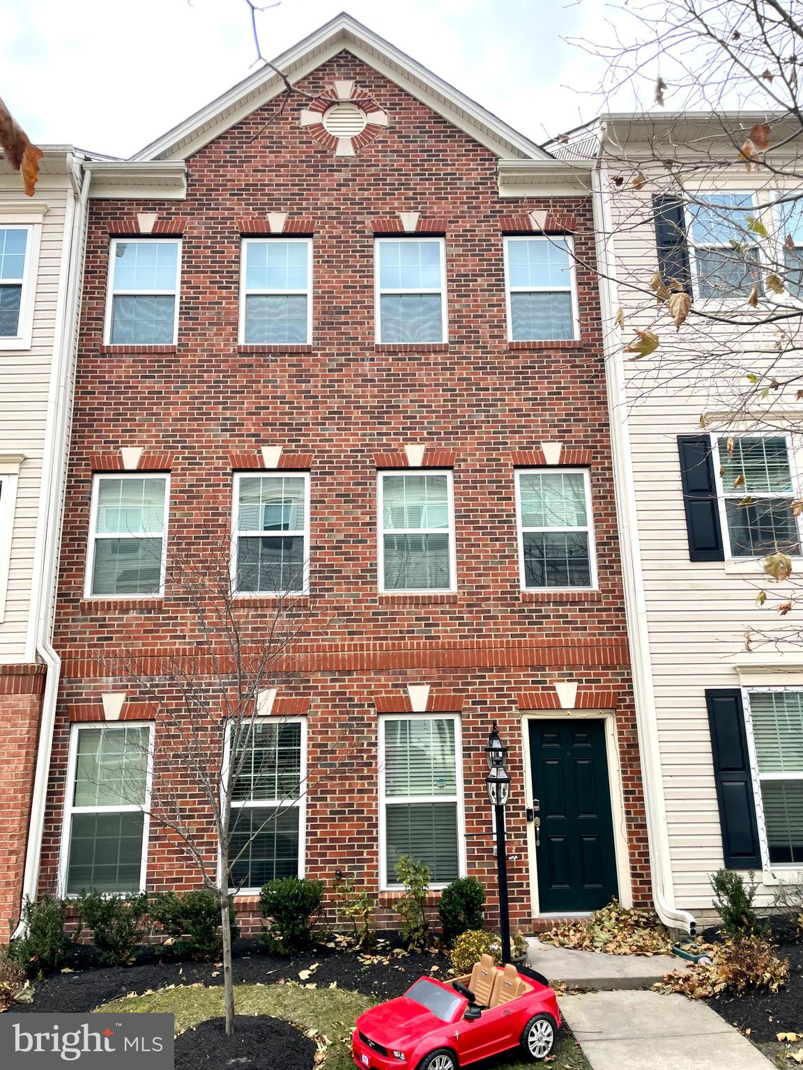 OXFORD SQUARE - Residential Lease