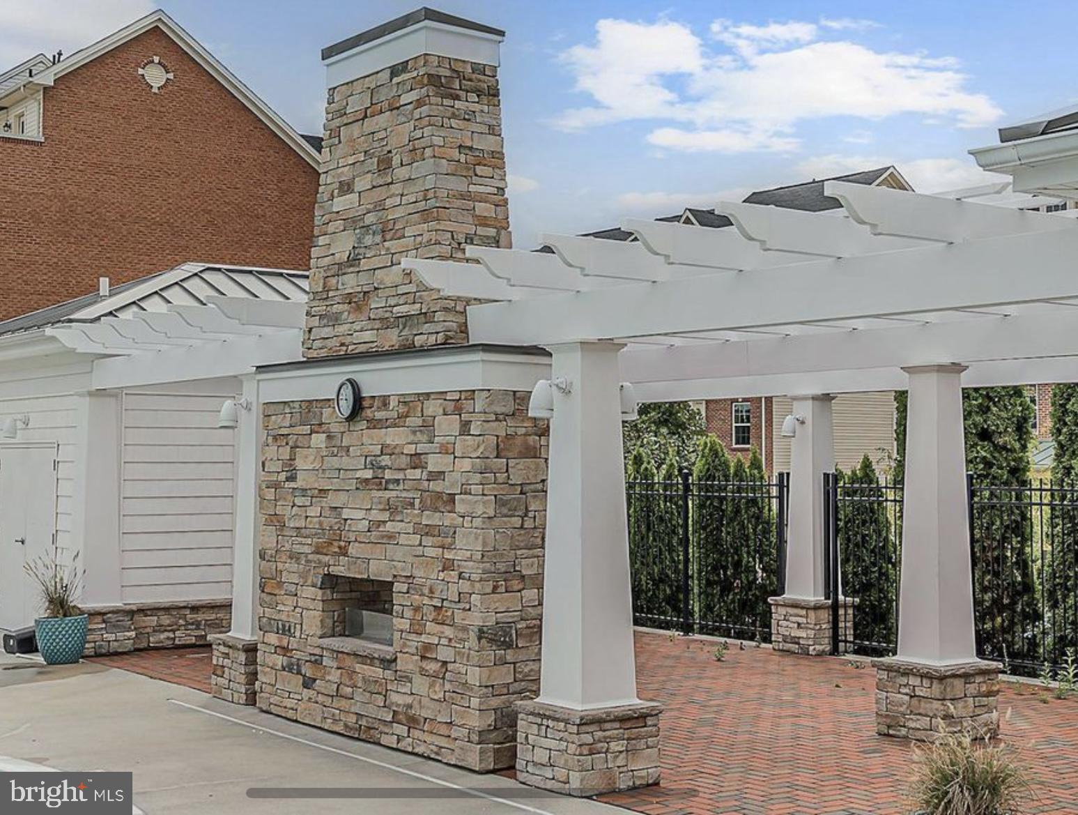 OXFORD SQUARE - Residential Lease