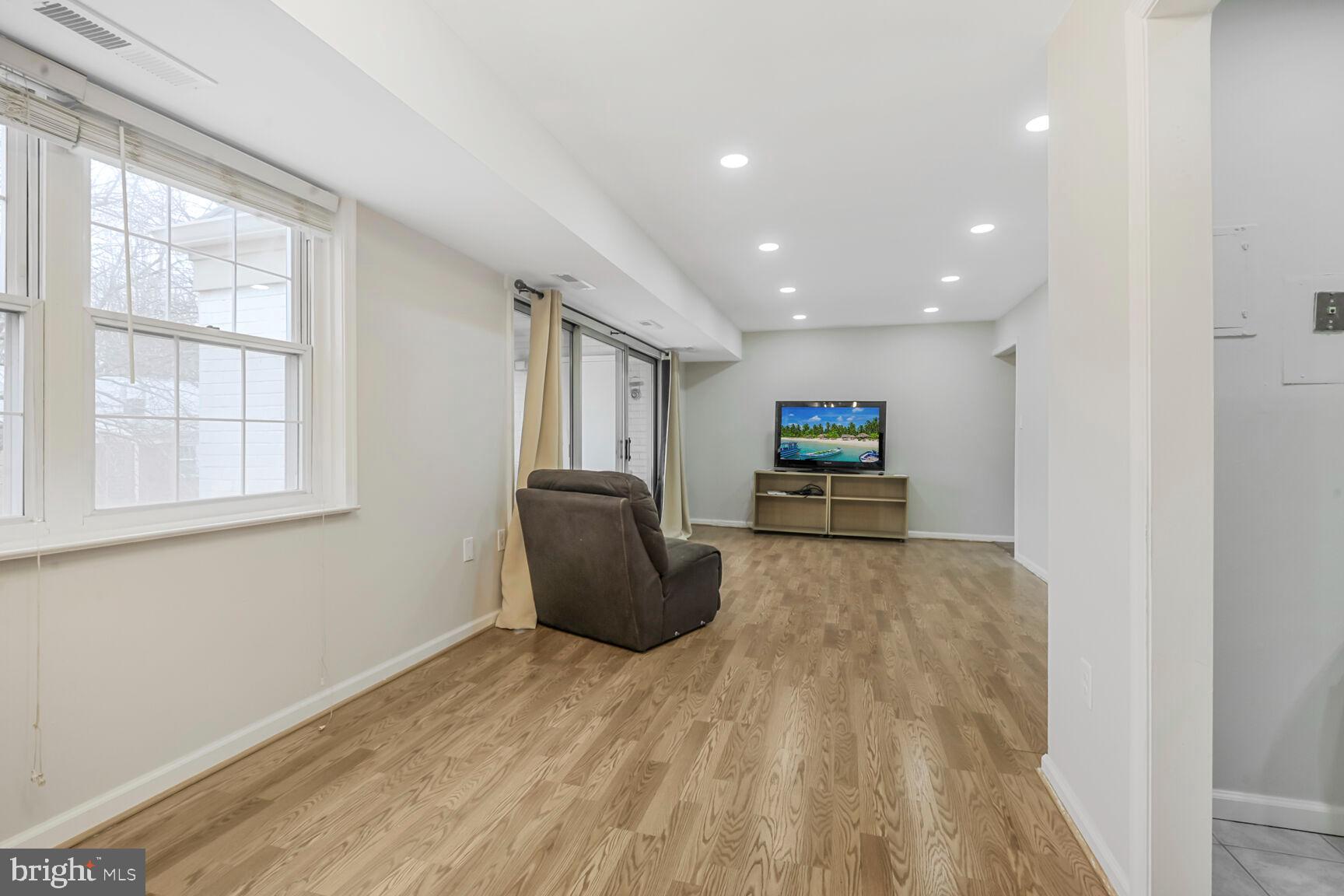 PLYMOUTH GARDENS - Residential Lease