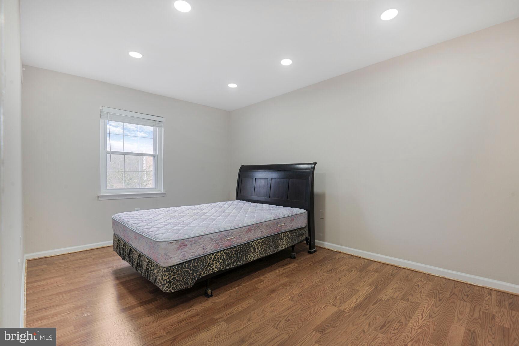 PLYMOUTH GARDENS - Residential Lease