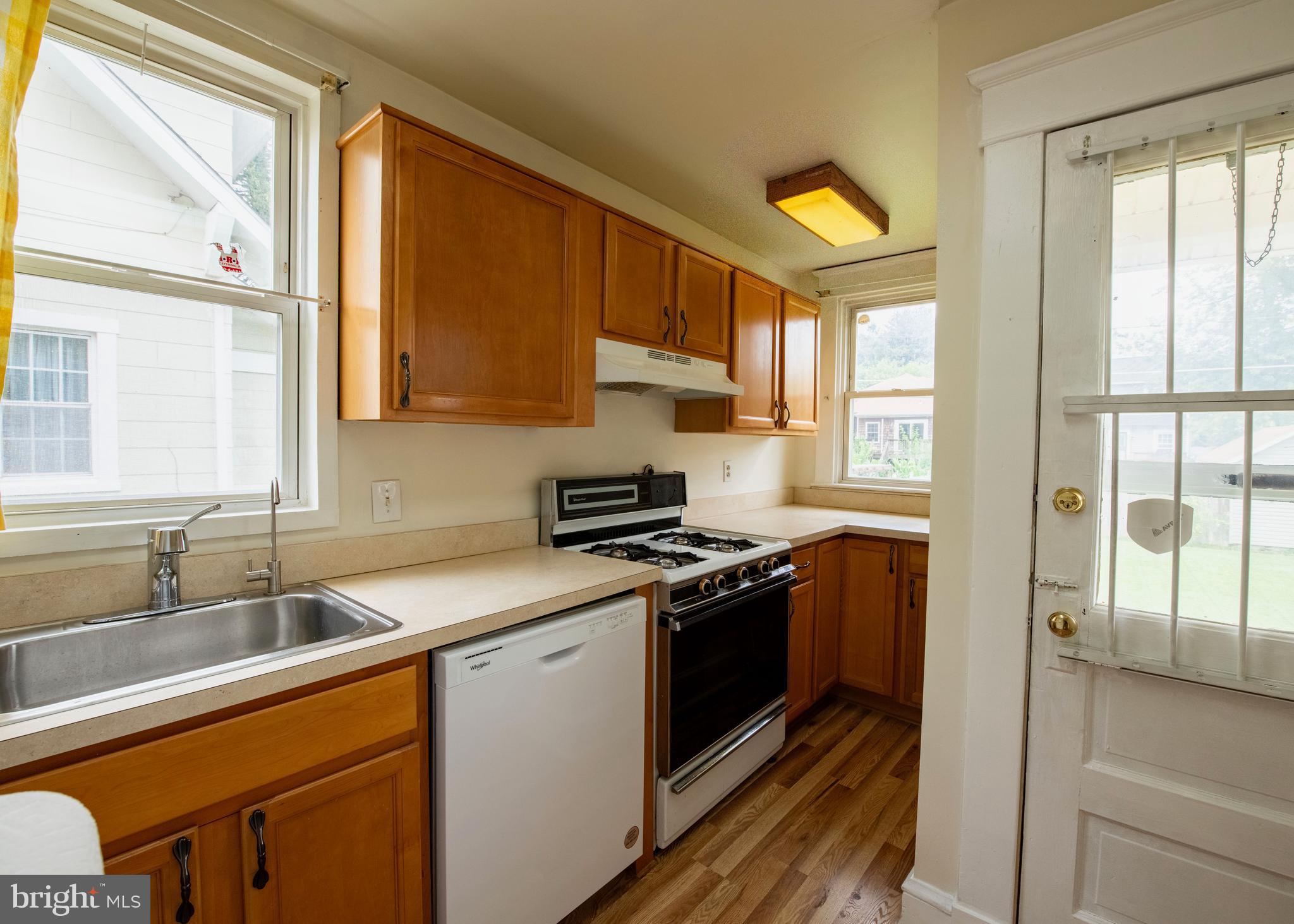 10 HAWTHORNE AVENUE