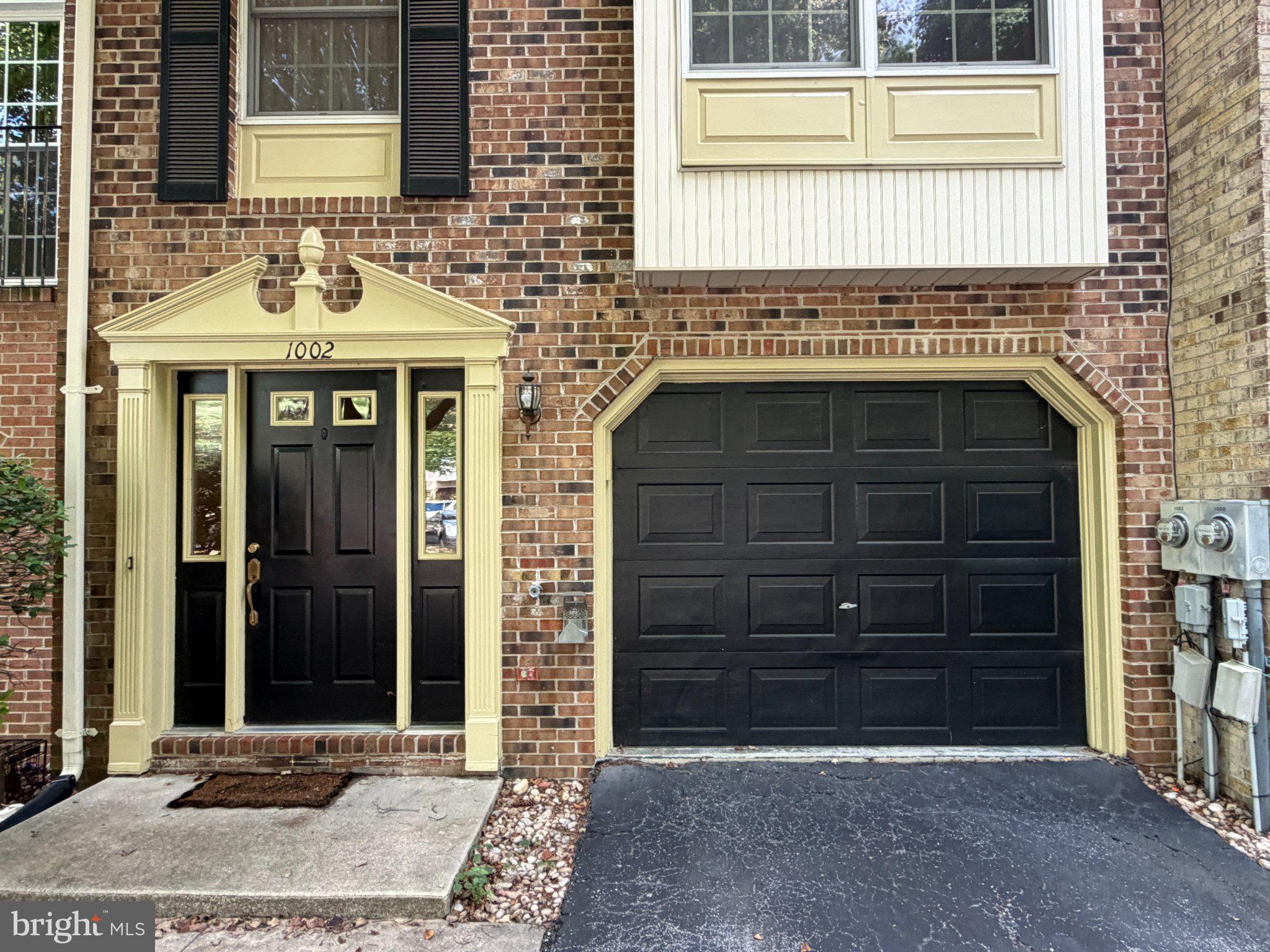 1002 LINDSAY LANE