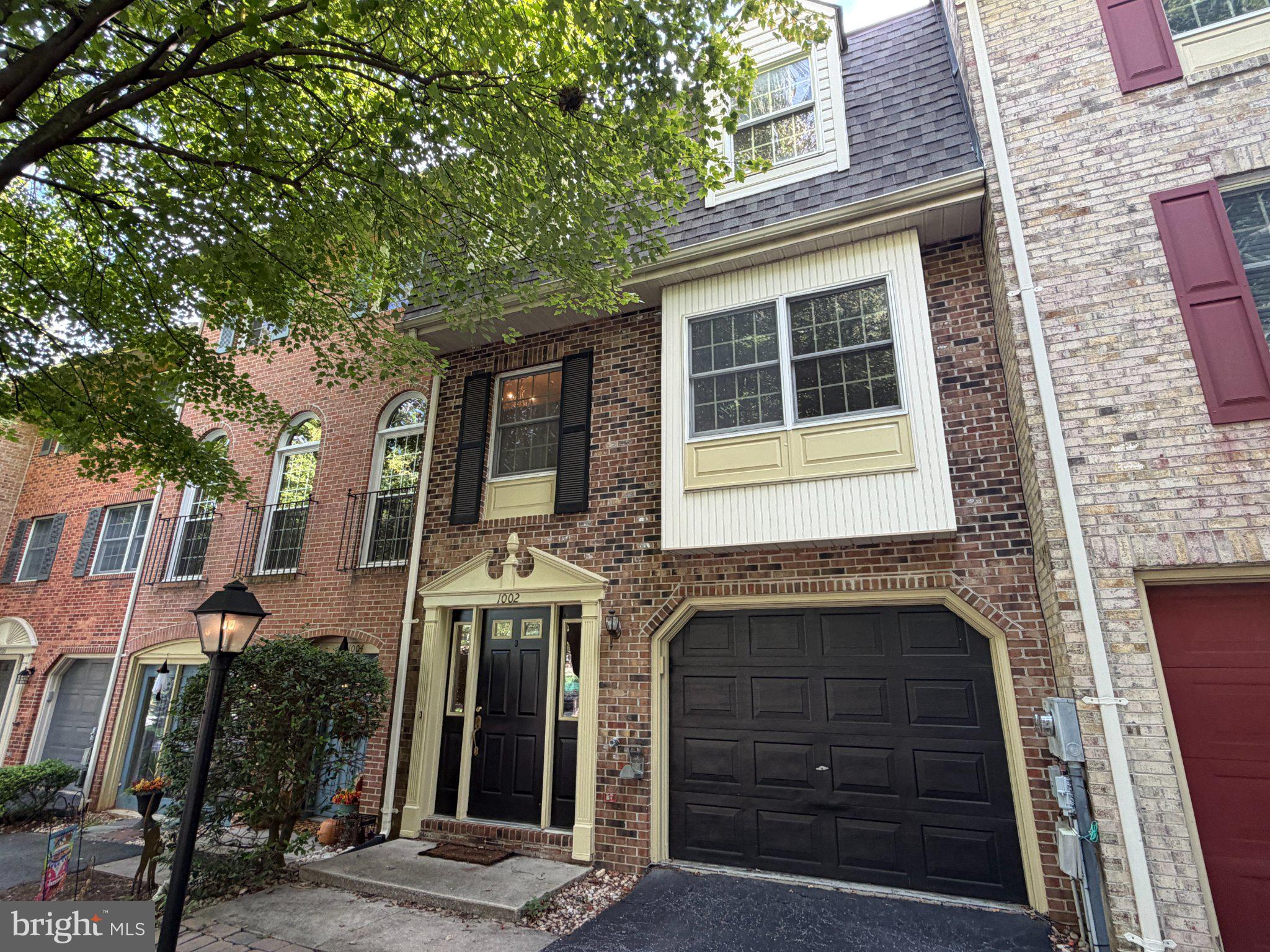 1002 LINDSAY LANE