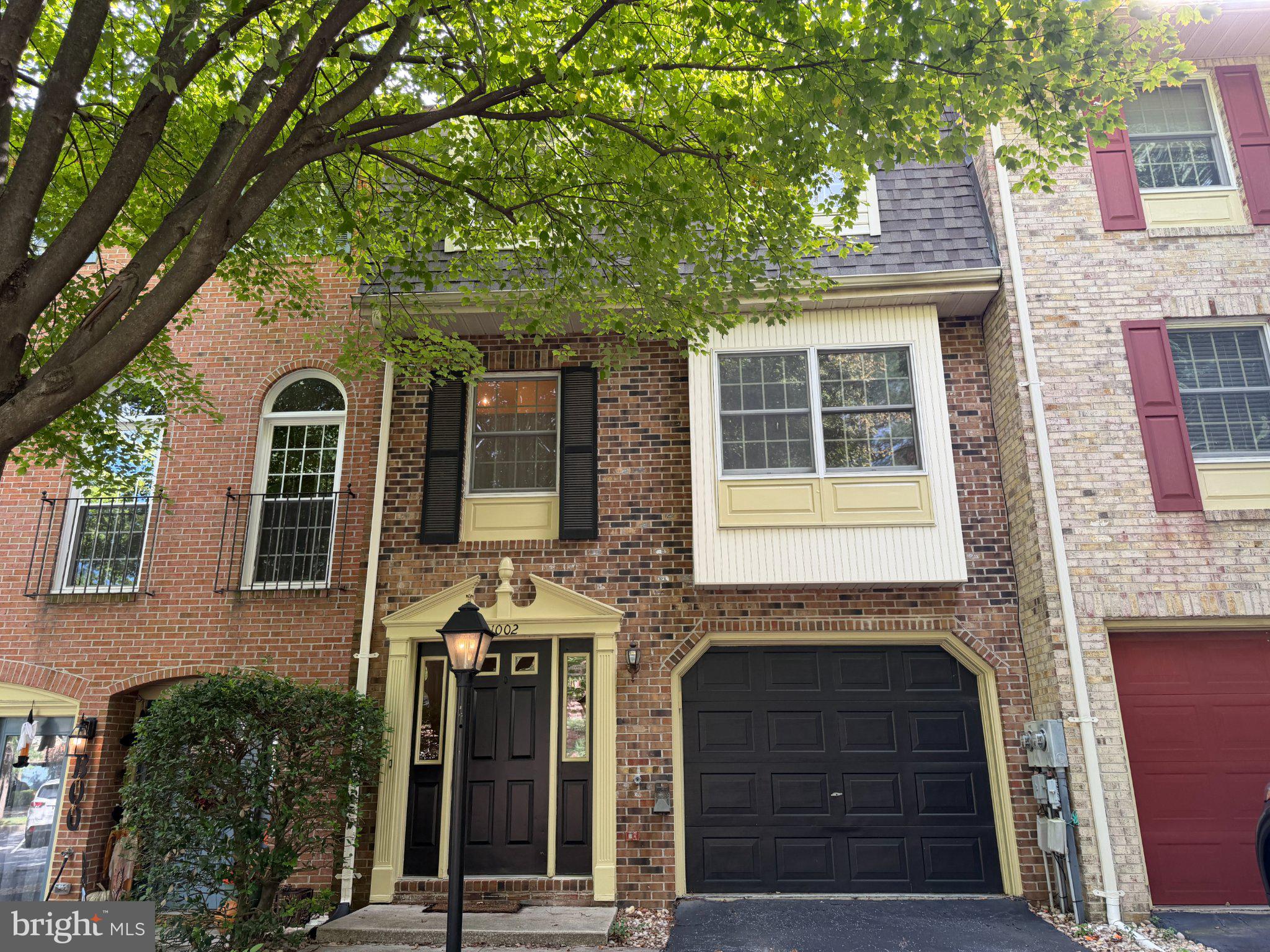 1002 LINDSAY LANE