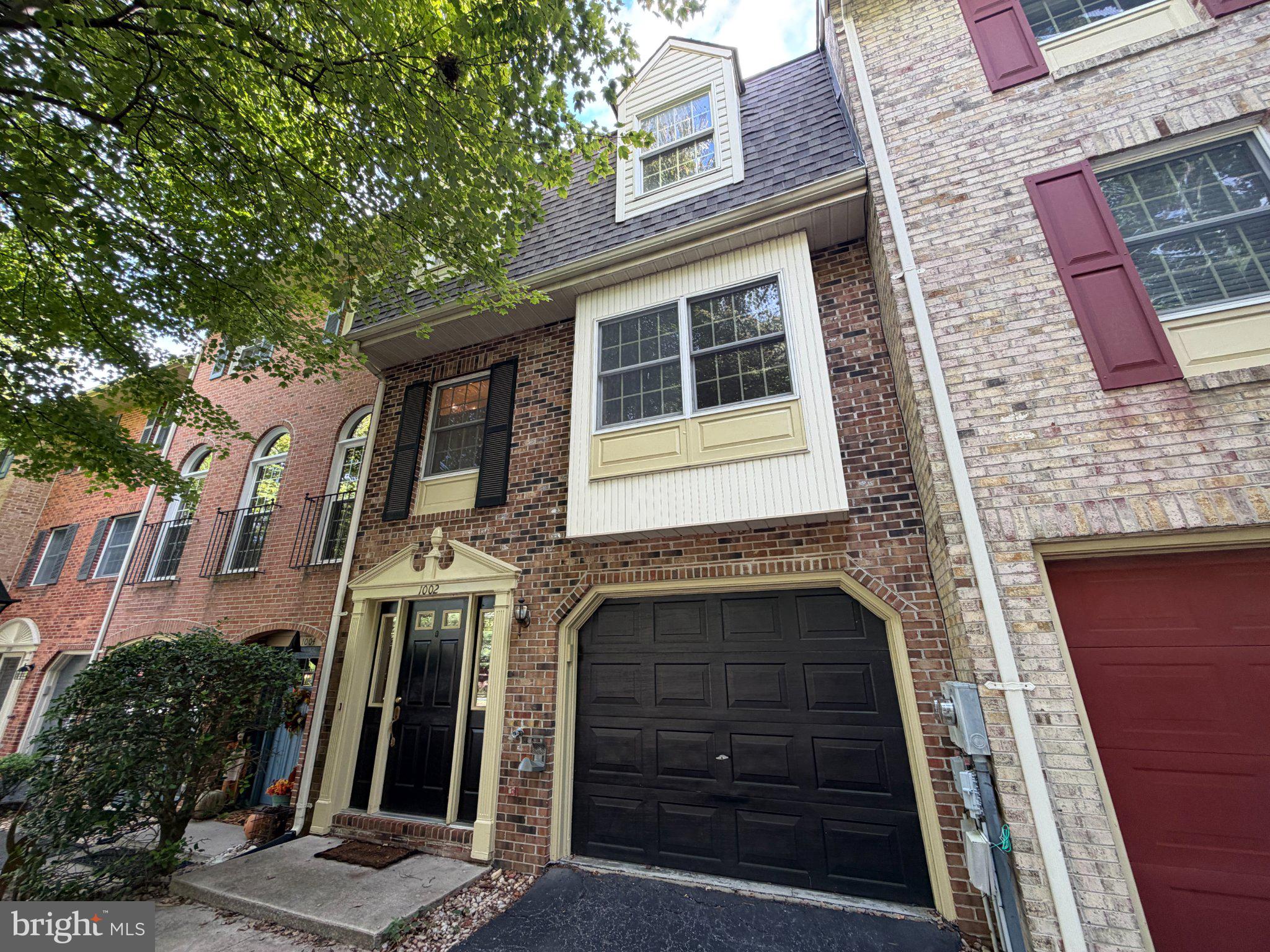 1002 LINDSAY LANE