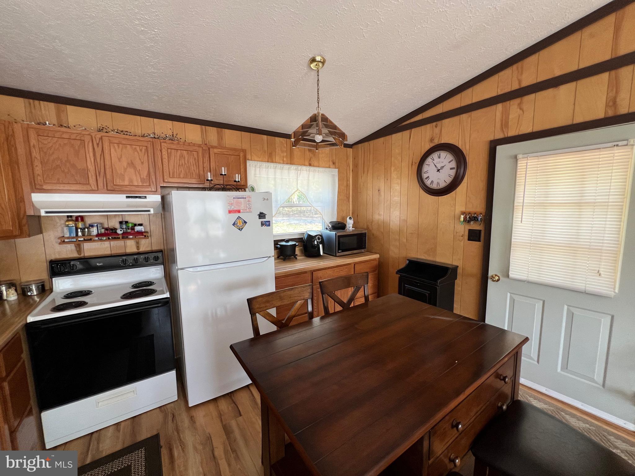 LITTLE MOUNTAIN ESTATES - Residential