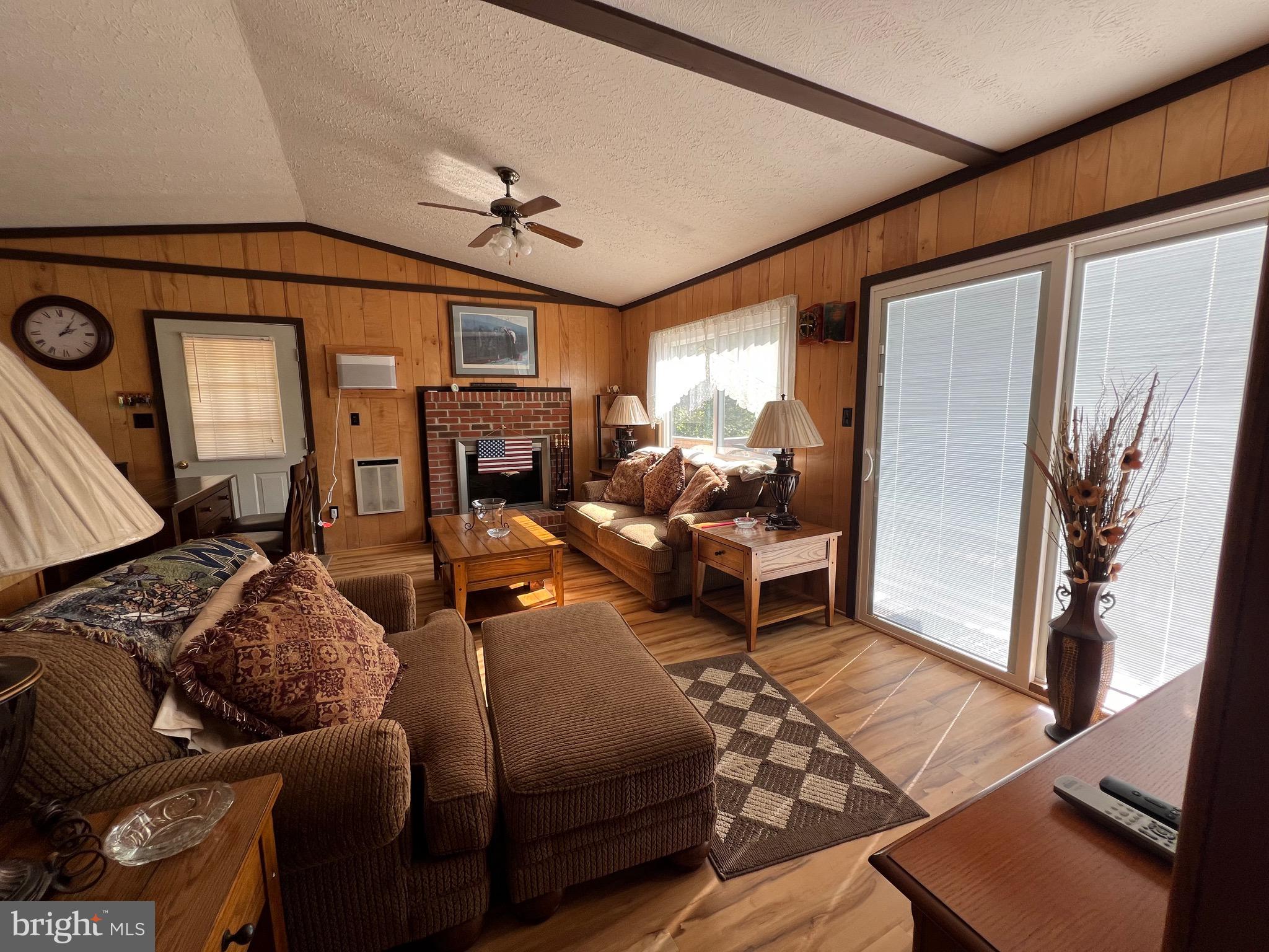 LITTLE MOUNTAIN ESTATES - Residential