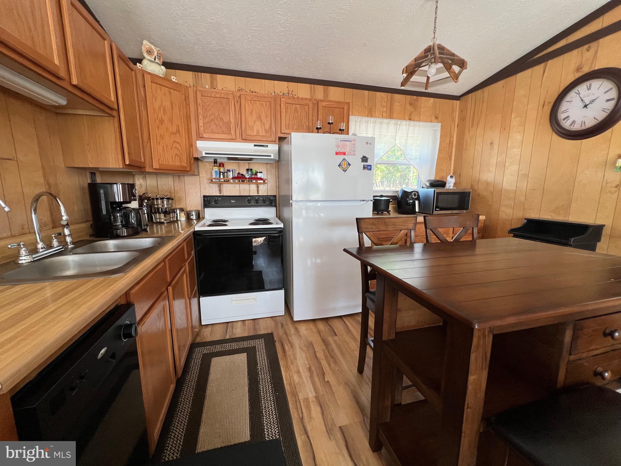 LITTLE MOUNTAIN ESTATES - Residential